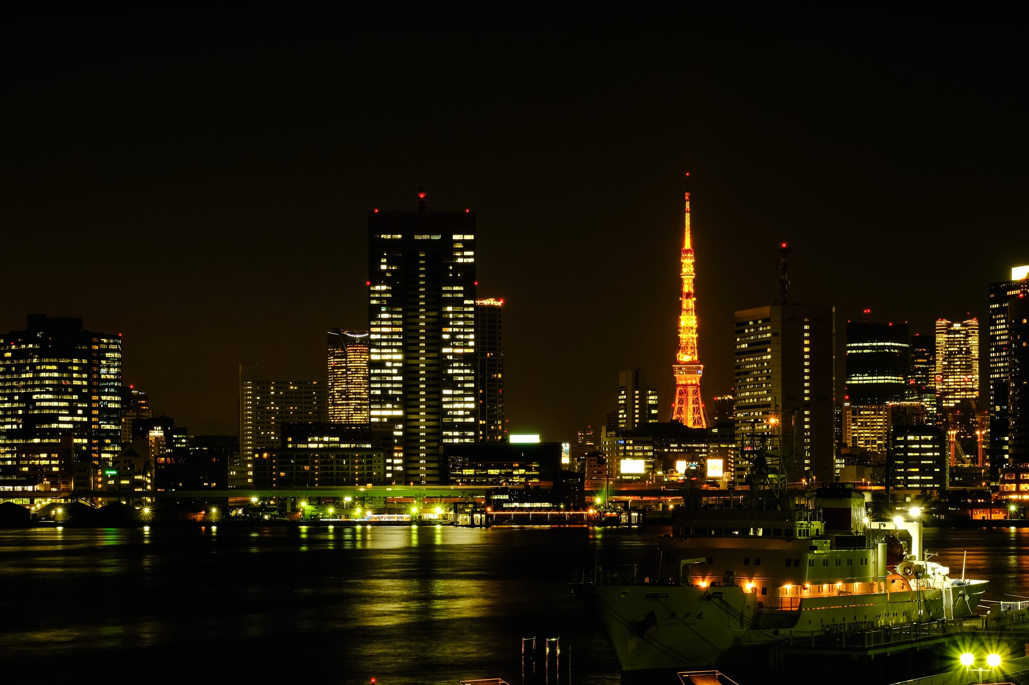 クルーザーと東京の夜景