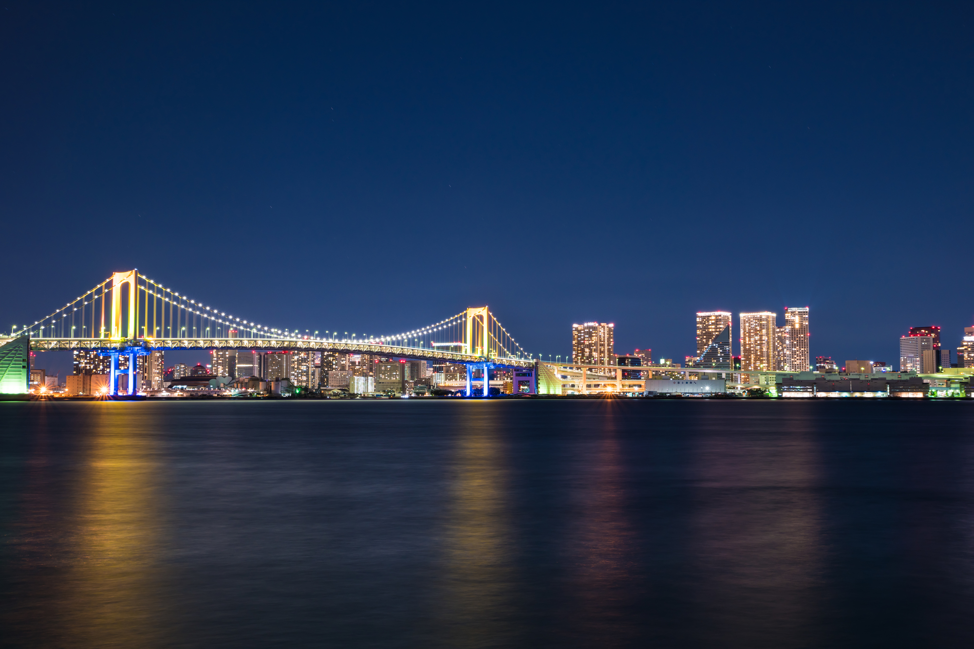 東京湾から見る都会の夜景