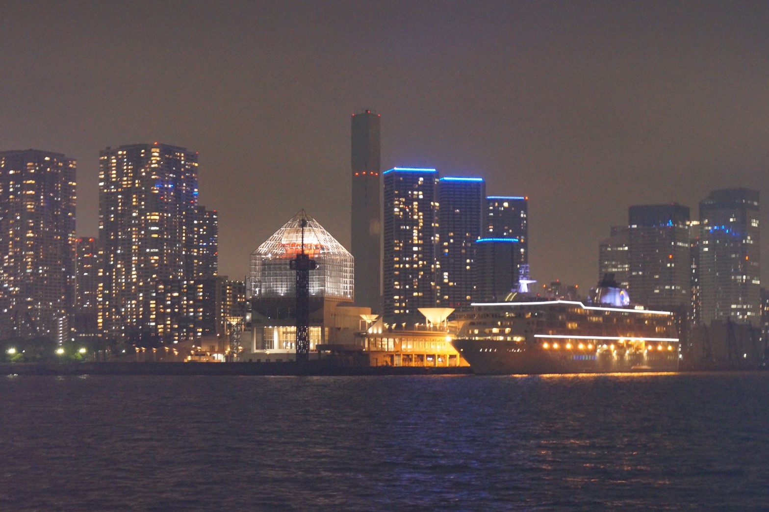 都会の夜景と大型のクルーザー