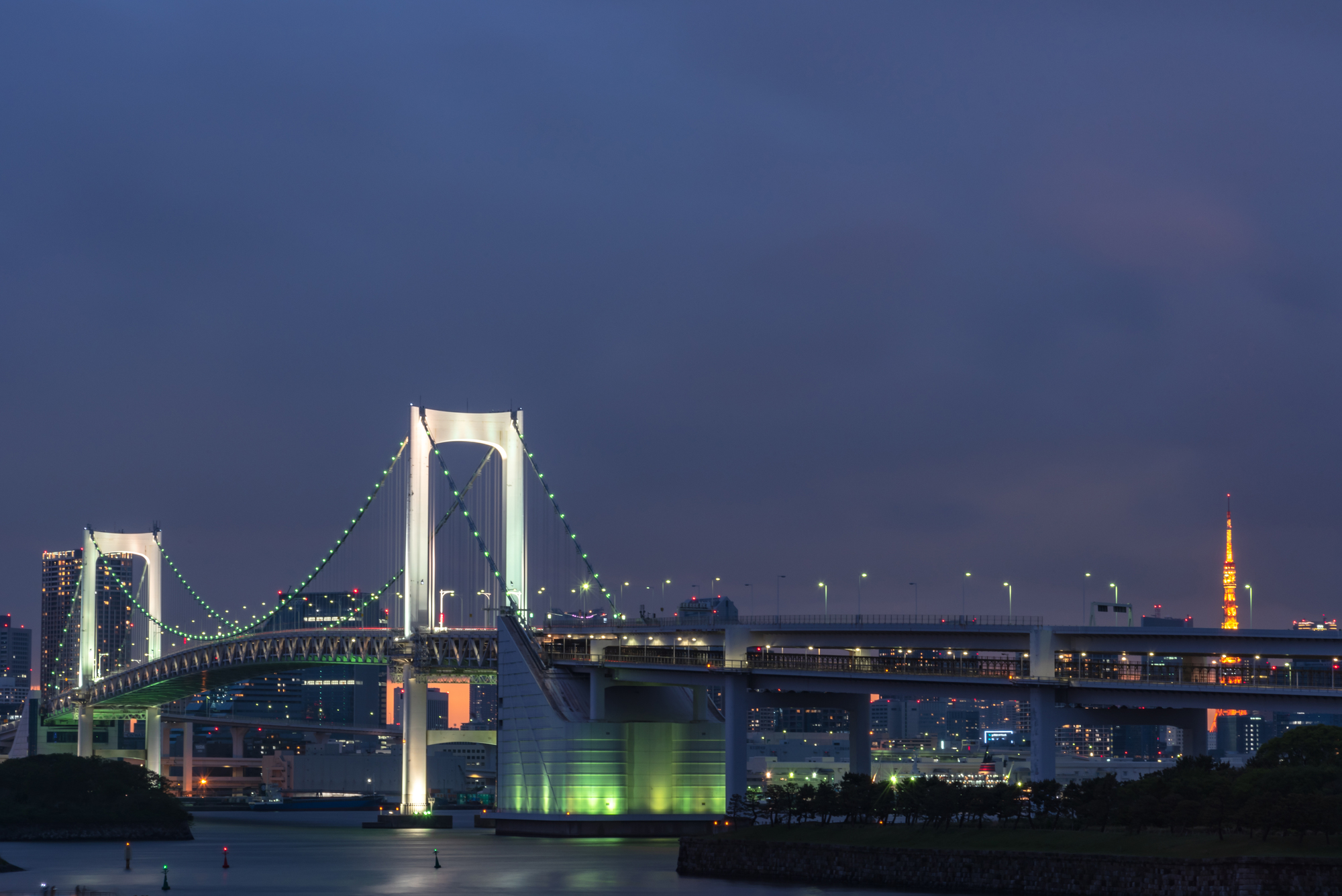 レインボーブリッジと東京タワーの夜景