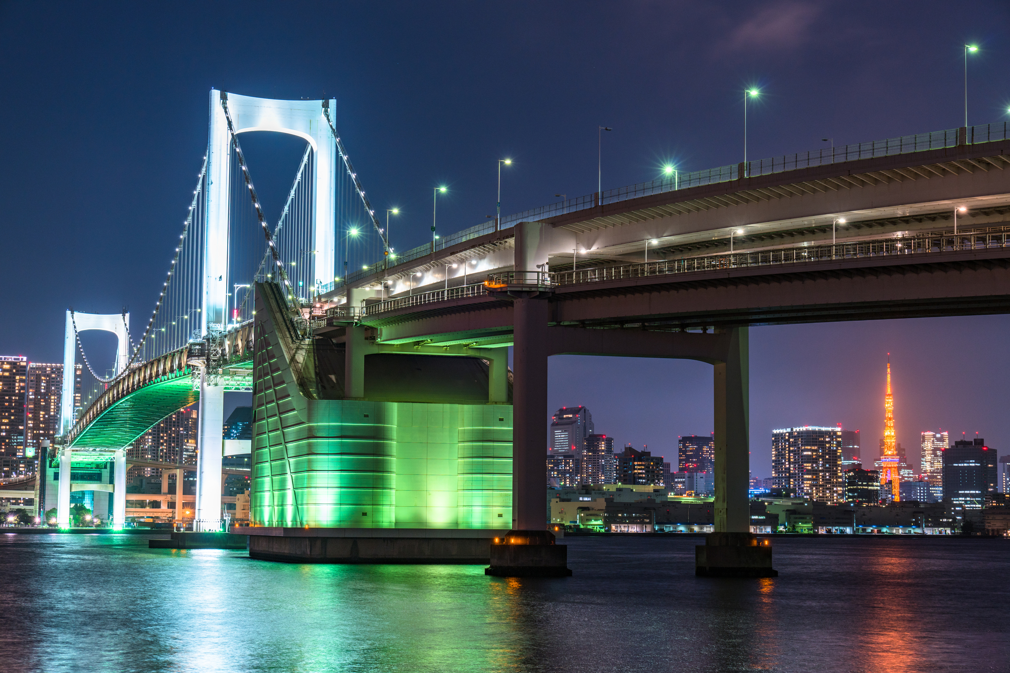 レインボーブリッジとビル群の夜景