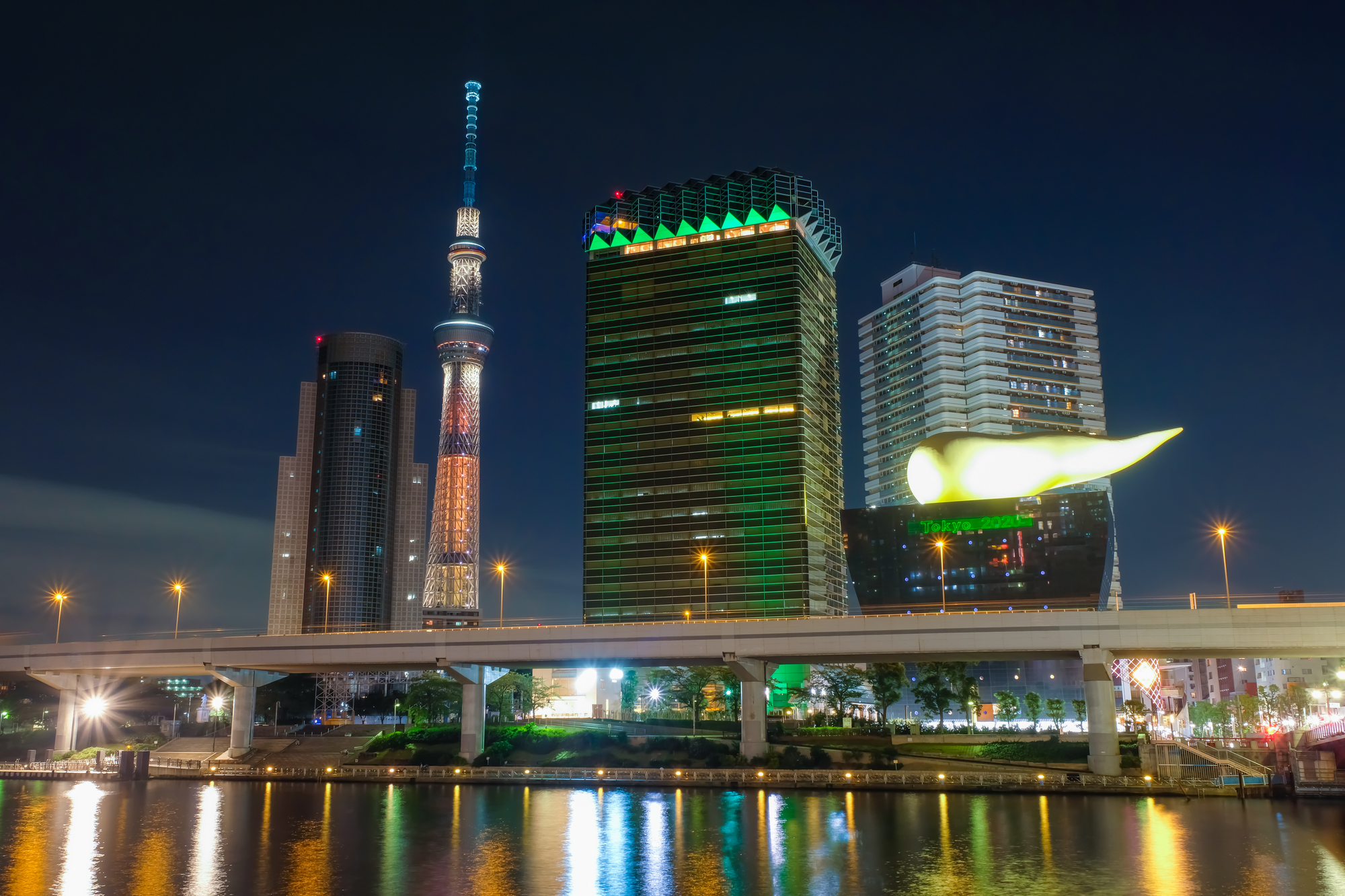 東京スカイツリーと周辺の夜景