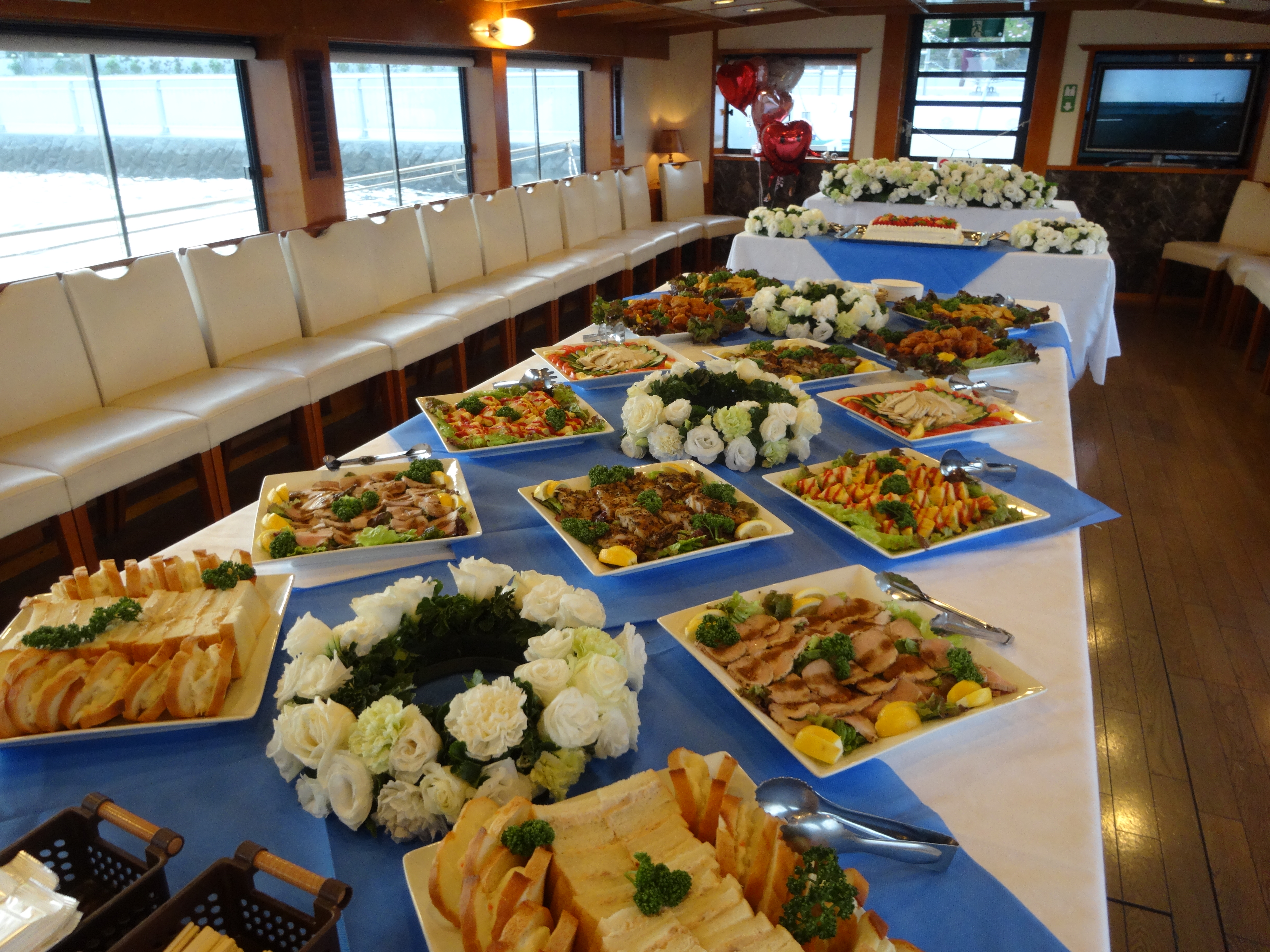 船内のテーブルにさまざまな料理が並ぶ