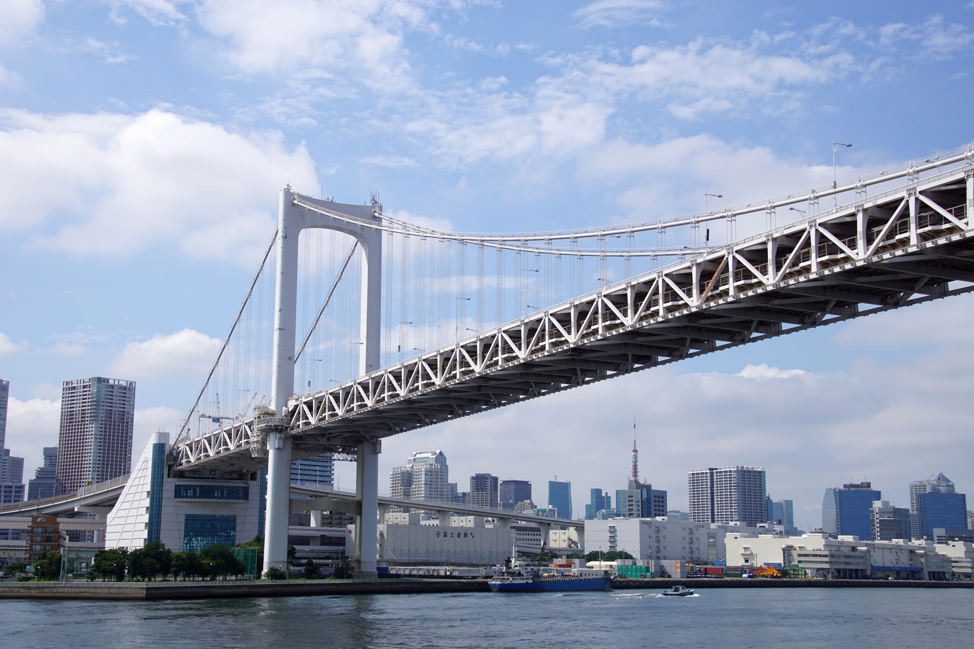 東京湾から見るレインボーブリッジや都会の街並み