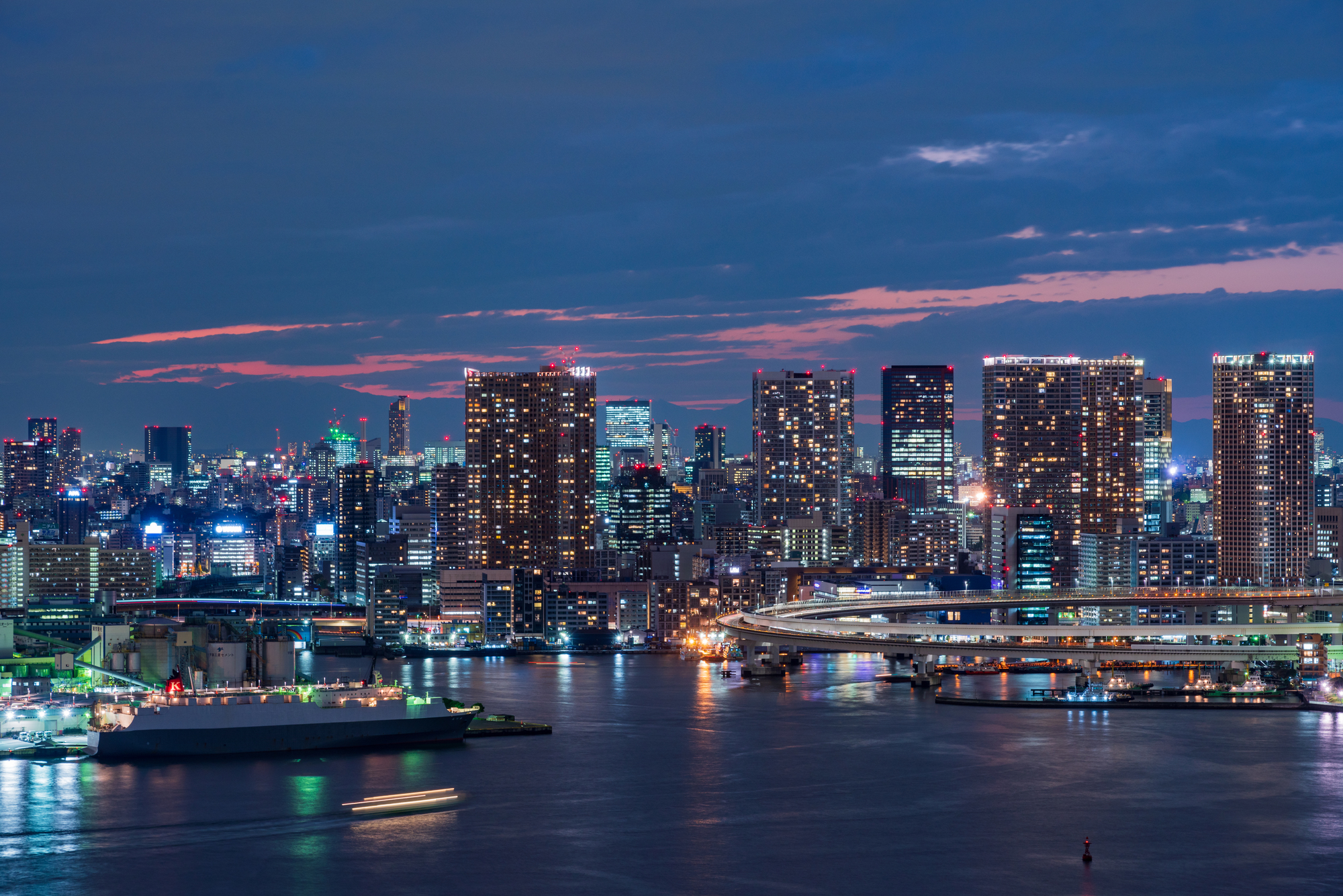 きらびやかな東京の街の夜景