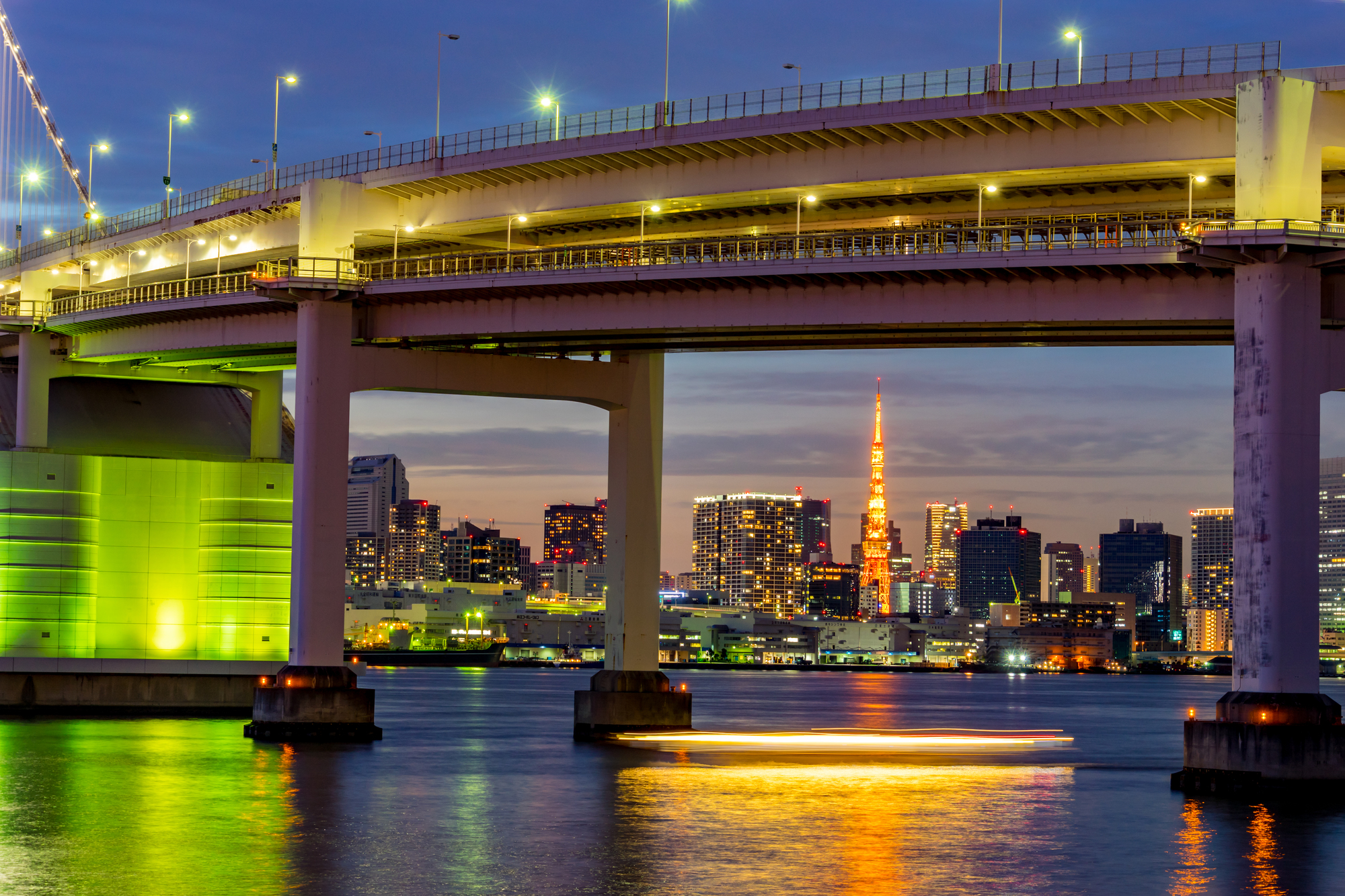 ライトアップされた東京タワーや橋