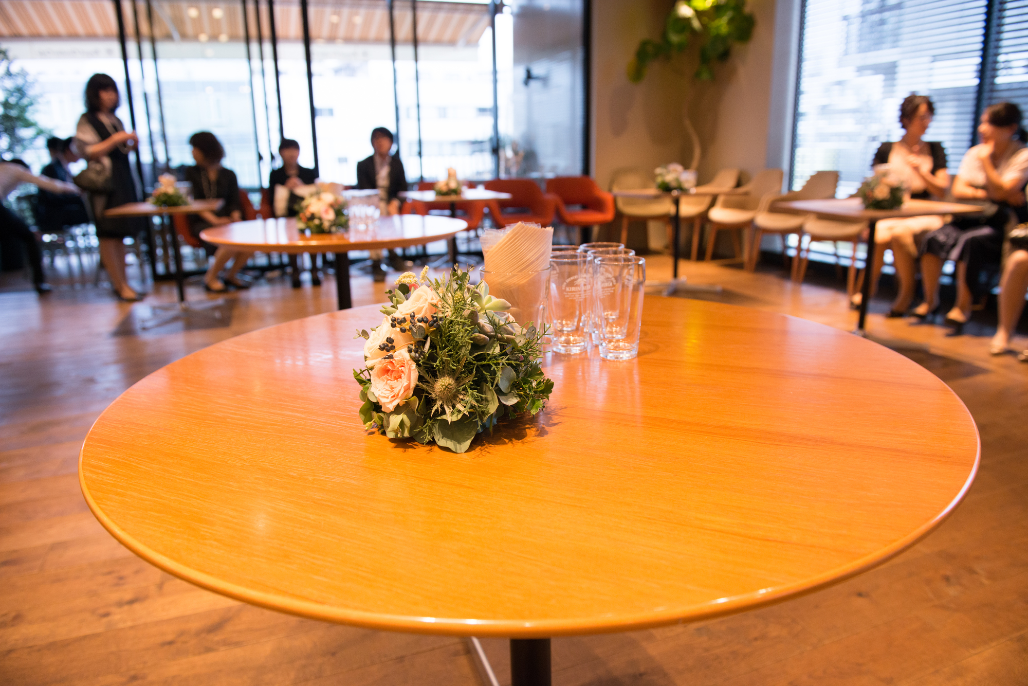 花の置かれたテーブルと周りに配置された椅子