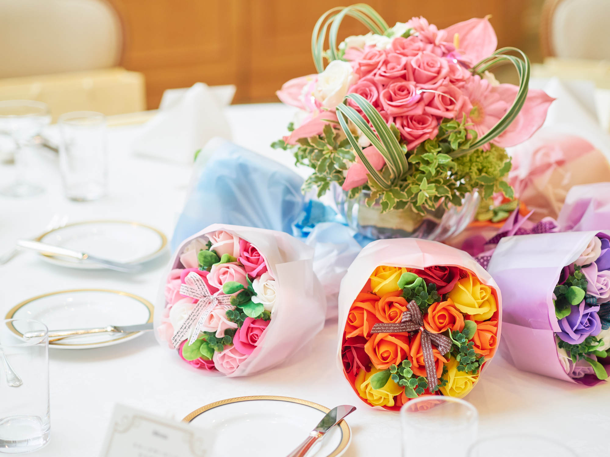 色とりどりの花が飾られたテーブル