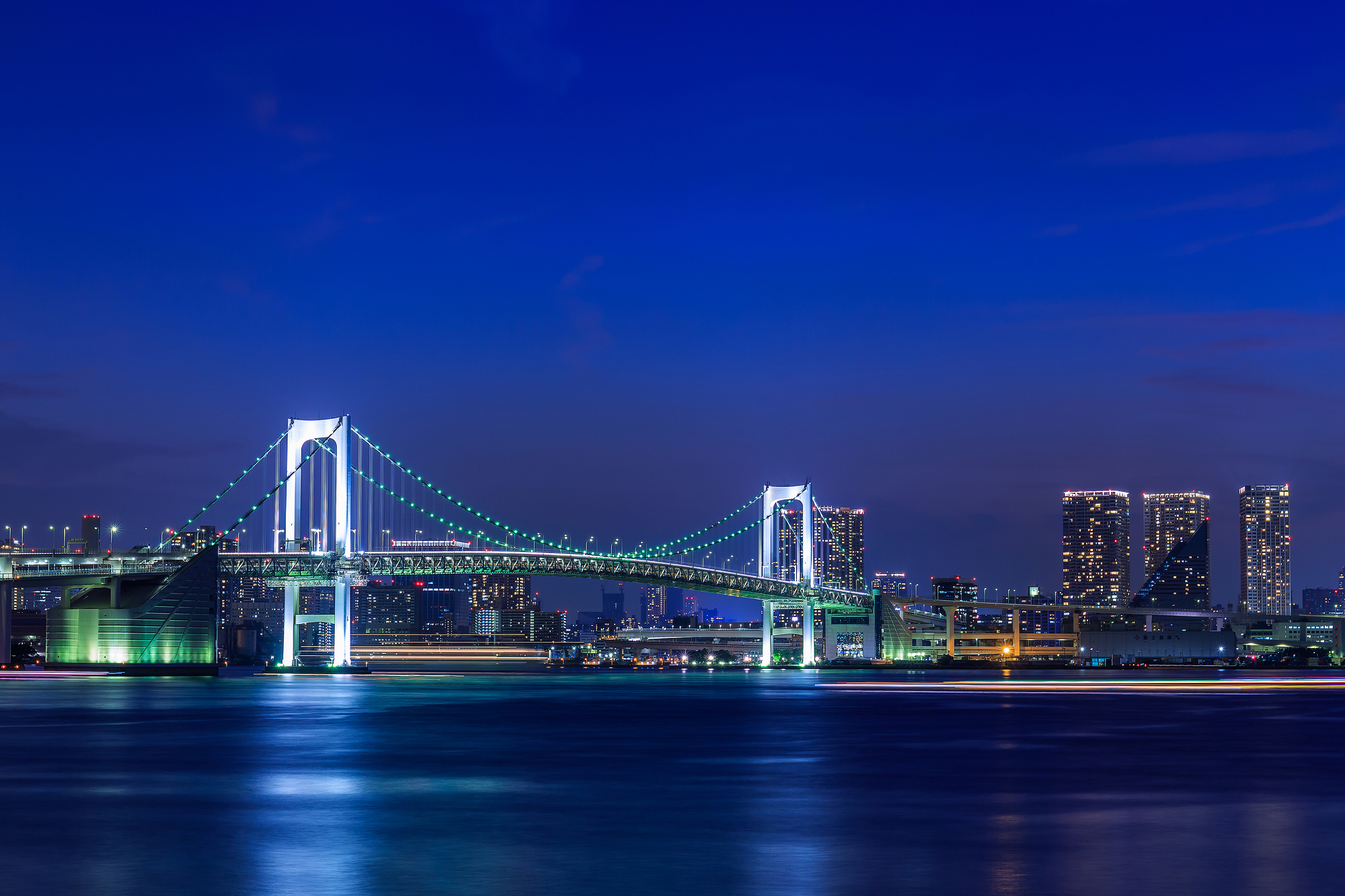 海から見える東京の夜景