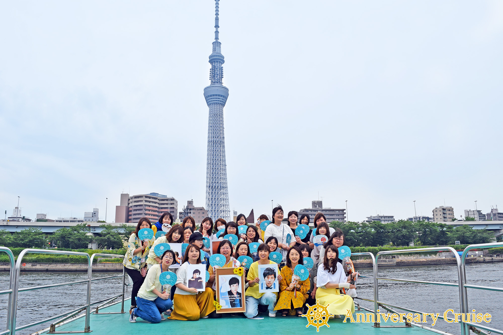 スカイツリーをバックにした屋上デッキでの記念写真