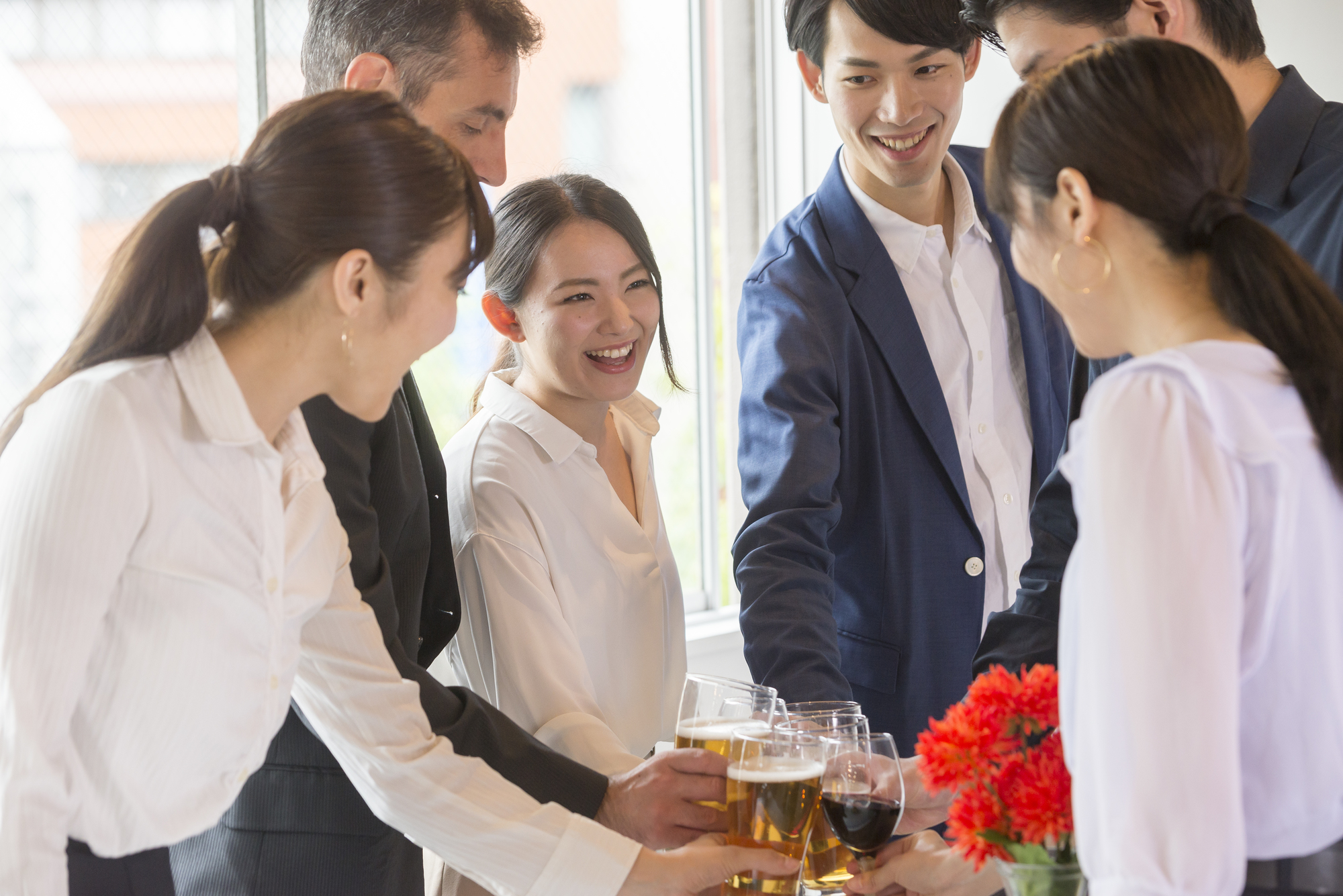 乾杯をする男女グループ