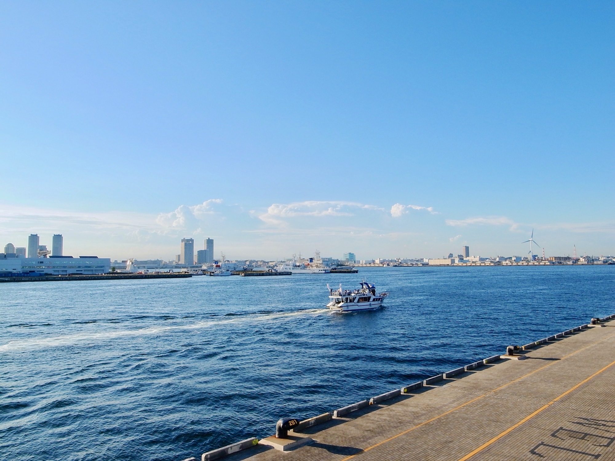 海を進むクルーザー