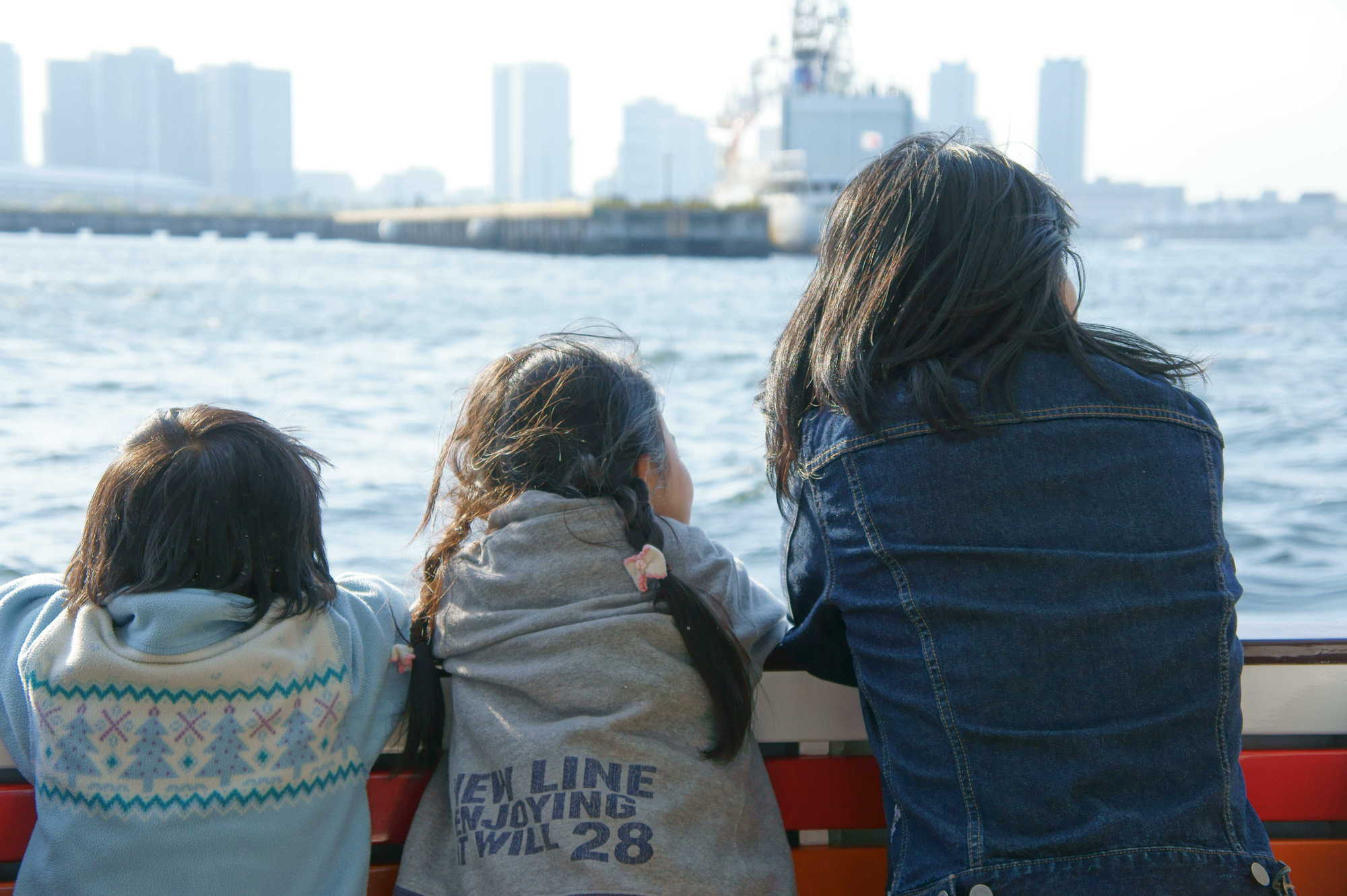 船から海を眺める子どもたちの後ろ姿