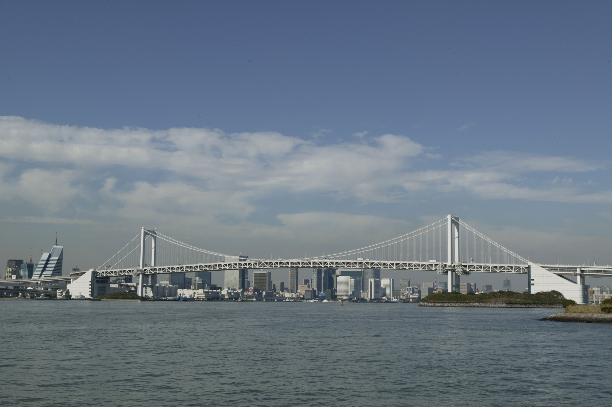 晴れた日の東京湾から見た街並み