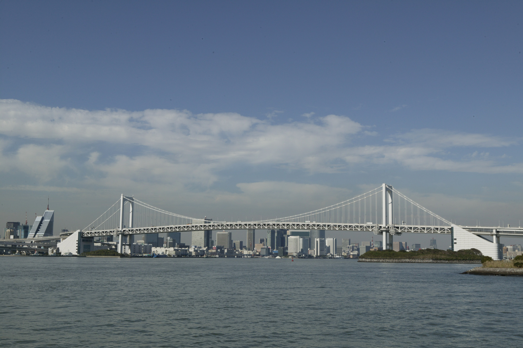 晴れた日の東京湾から見た街並み