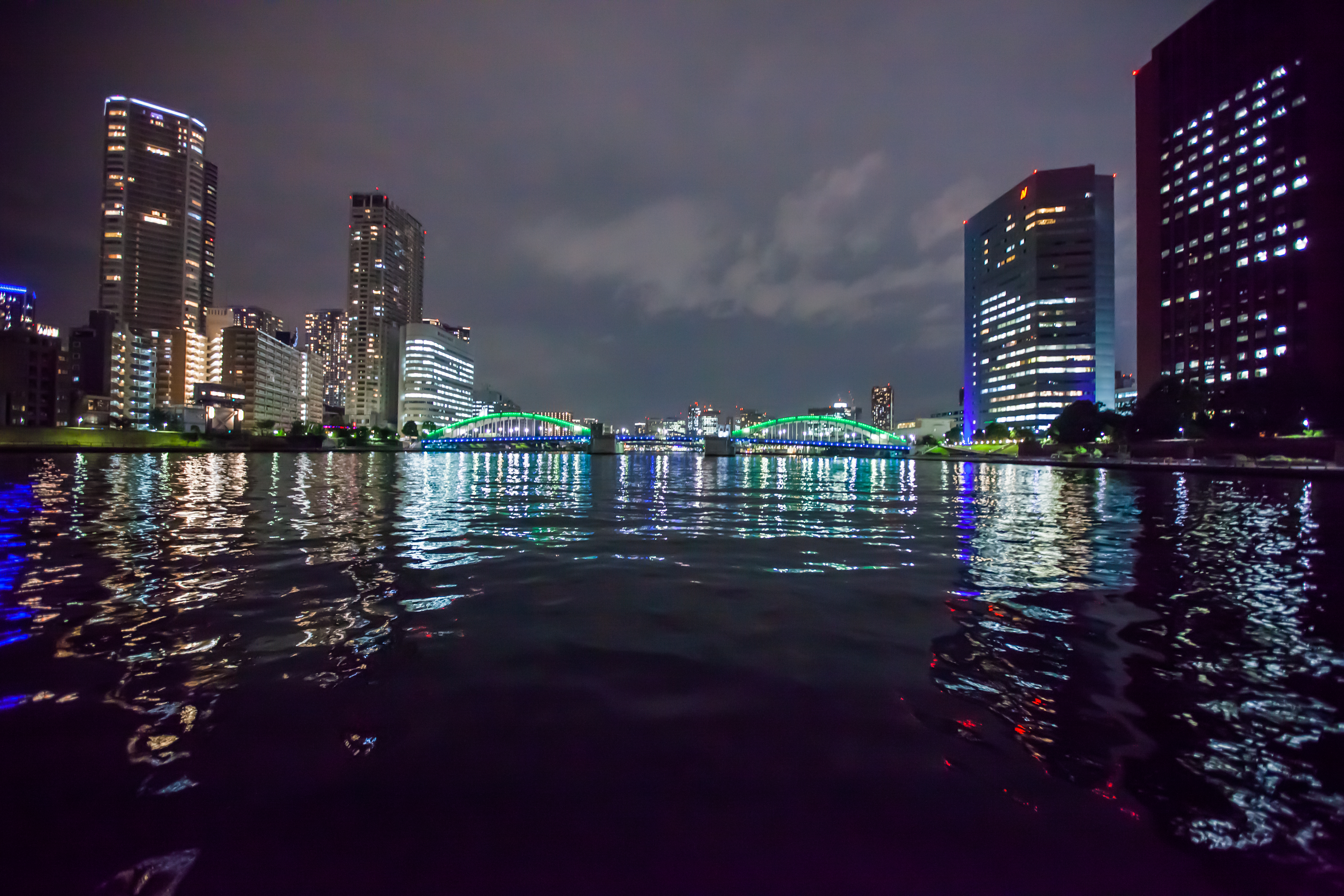 夜の川から見る夜景