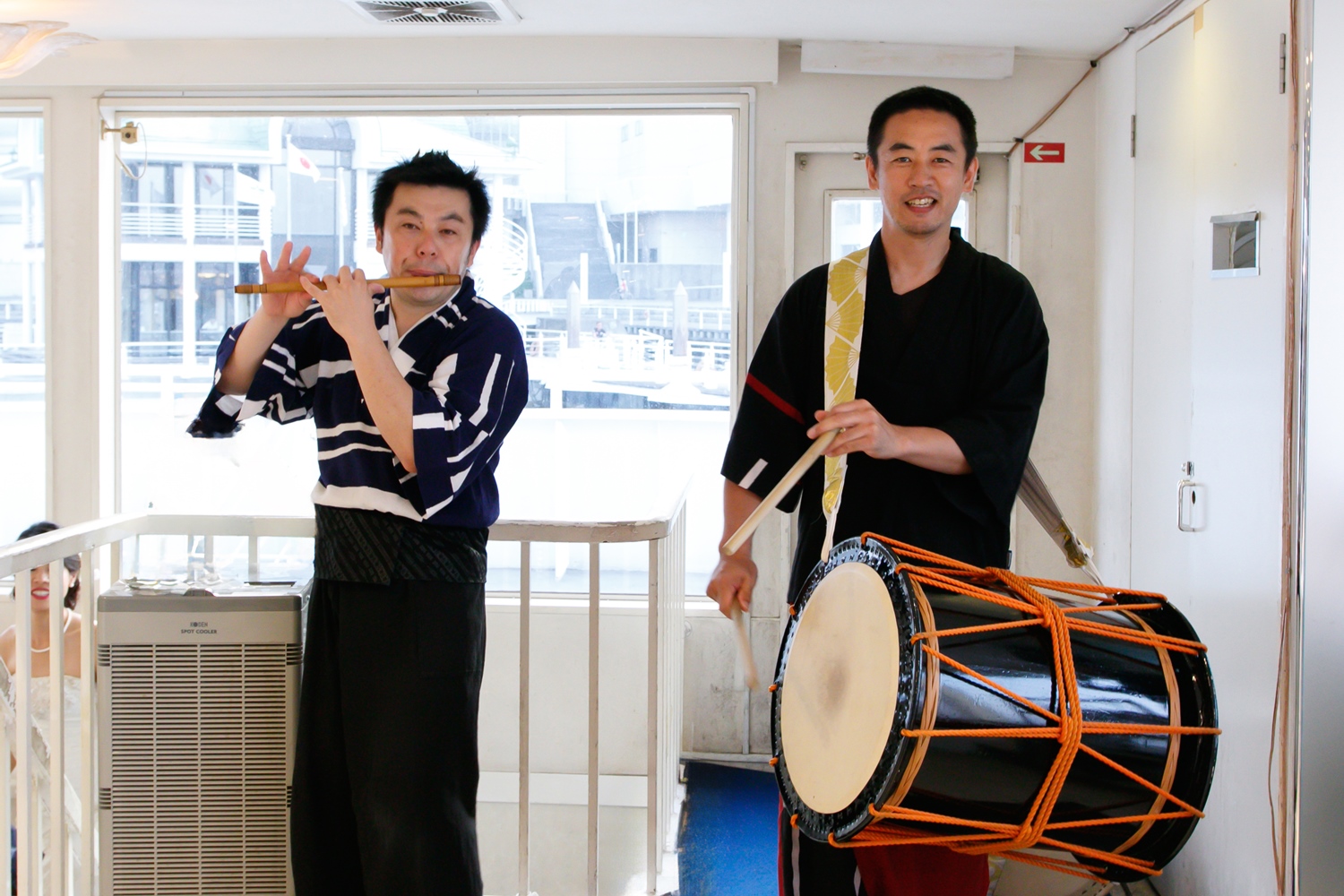 セレブリティⅡで和太鼓と笛の生演奏を行う男性