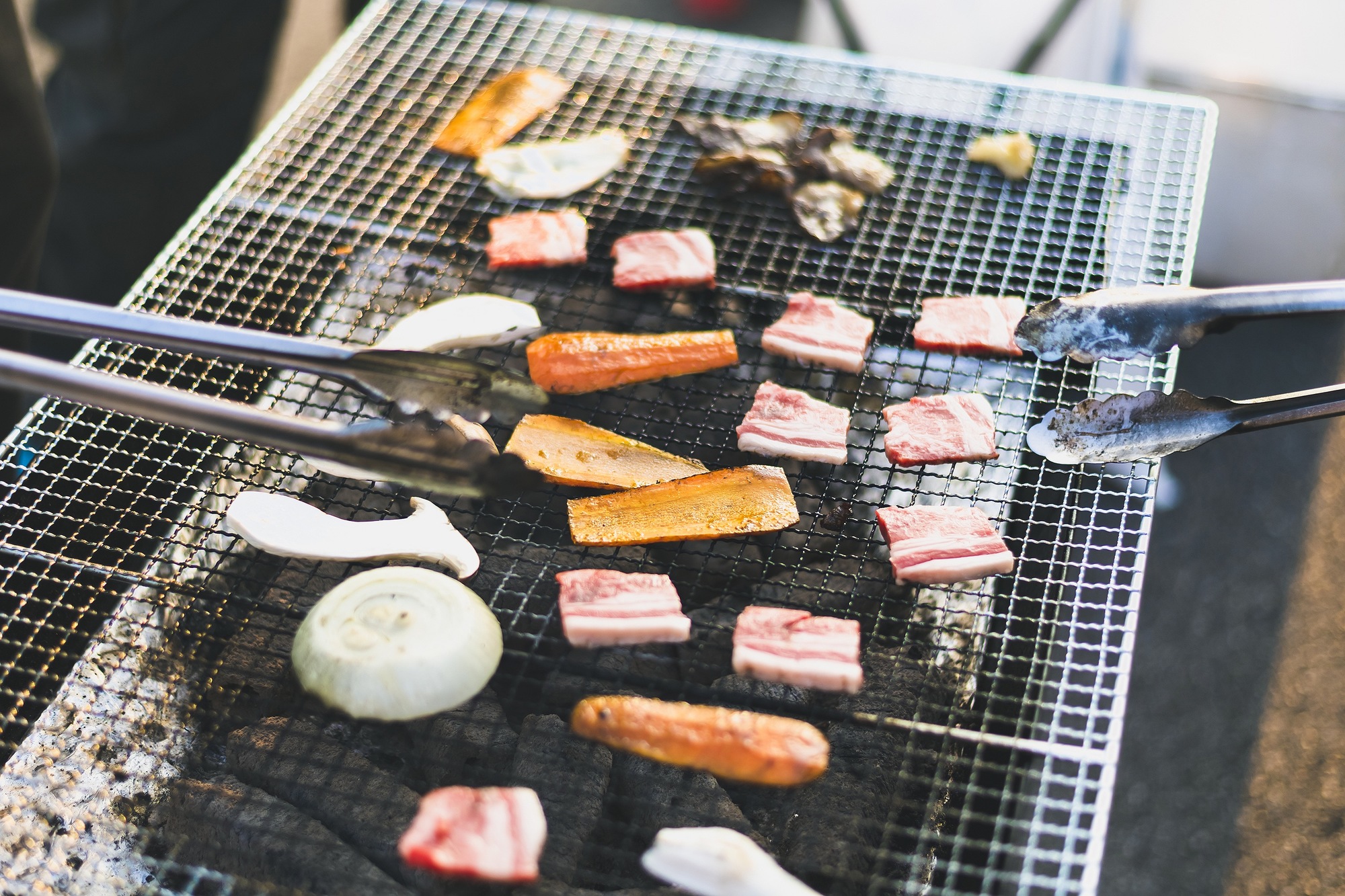 バーベキューの網焼きシーン