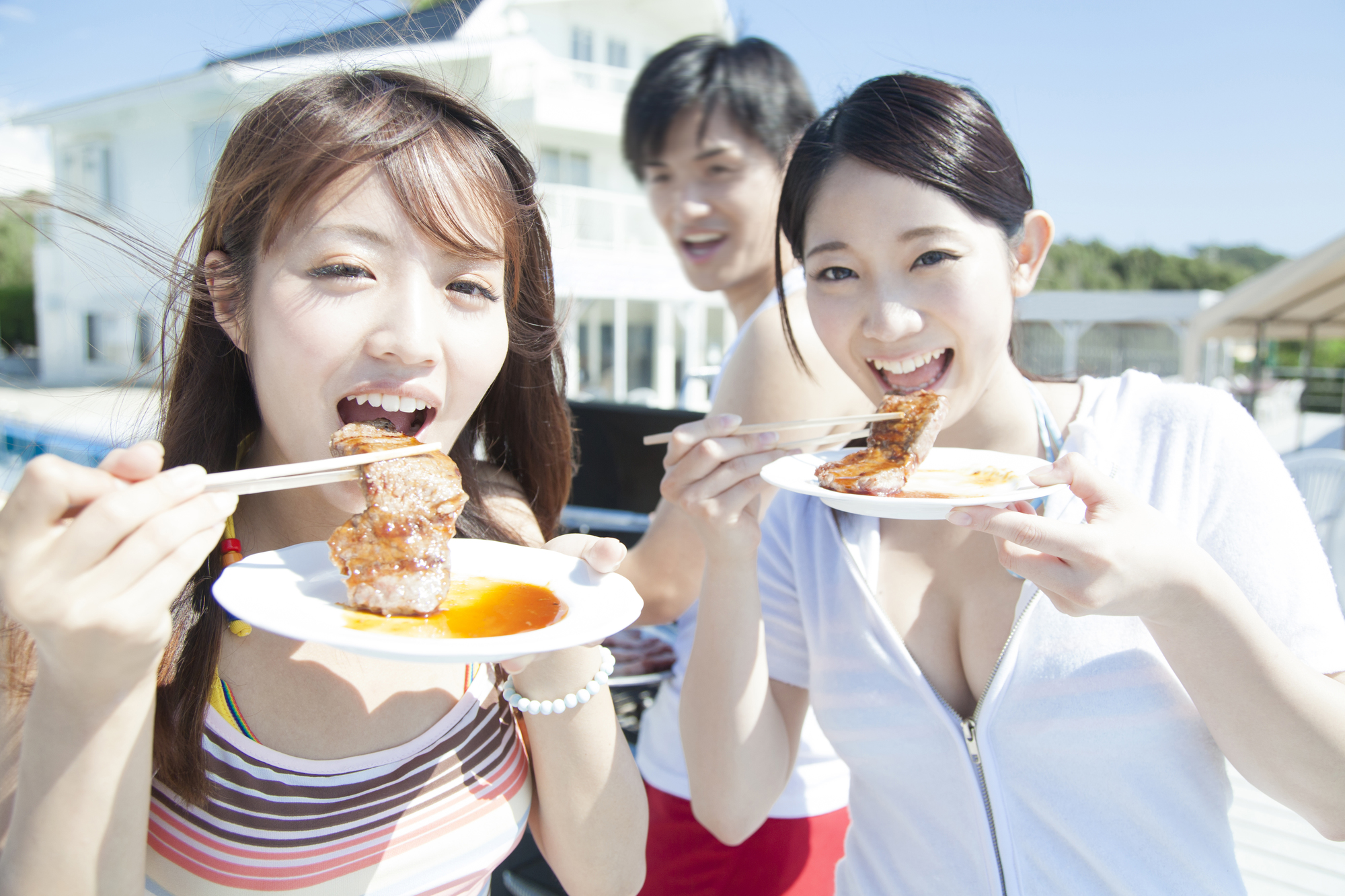 男性と女性二人でBBQを楽しむシーン