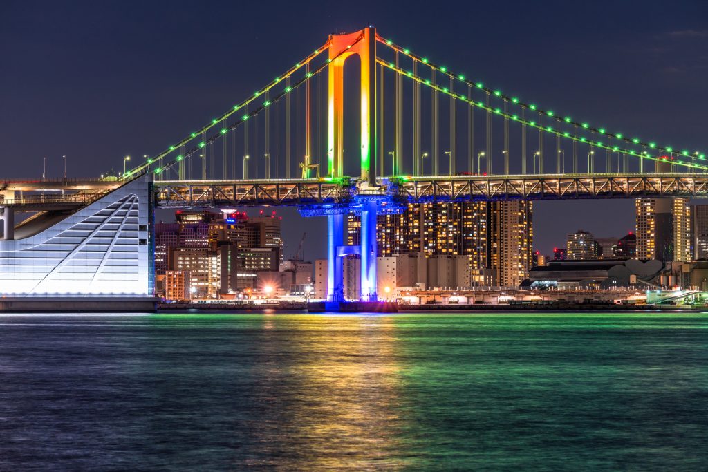 ライトアップされたレインボーブリッジや都会の夜景