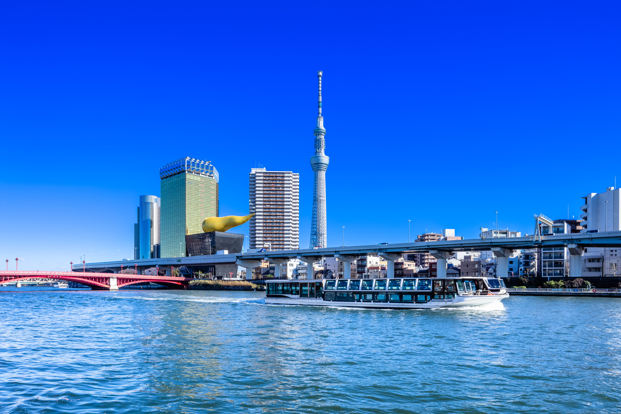 隅田川から見る東京スカイツリーとアサヒビール本社