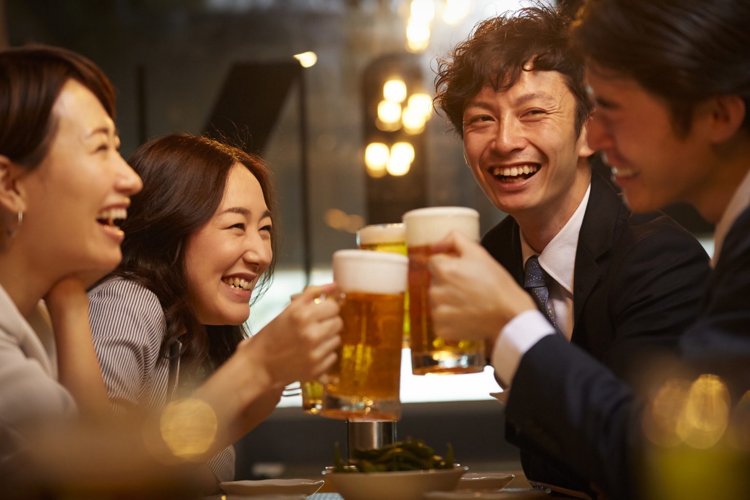 男女で乾杯して楽しむ飲み会