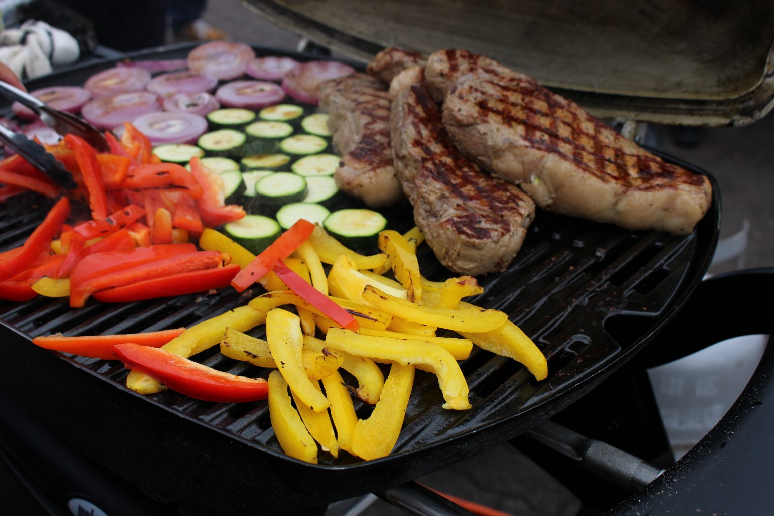 BBQグリルで焼かれるお肉と野菜