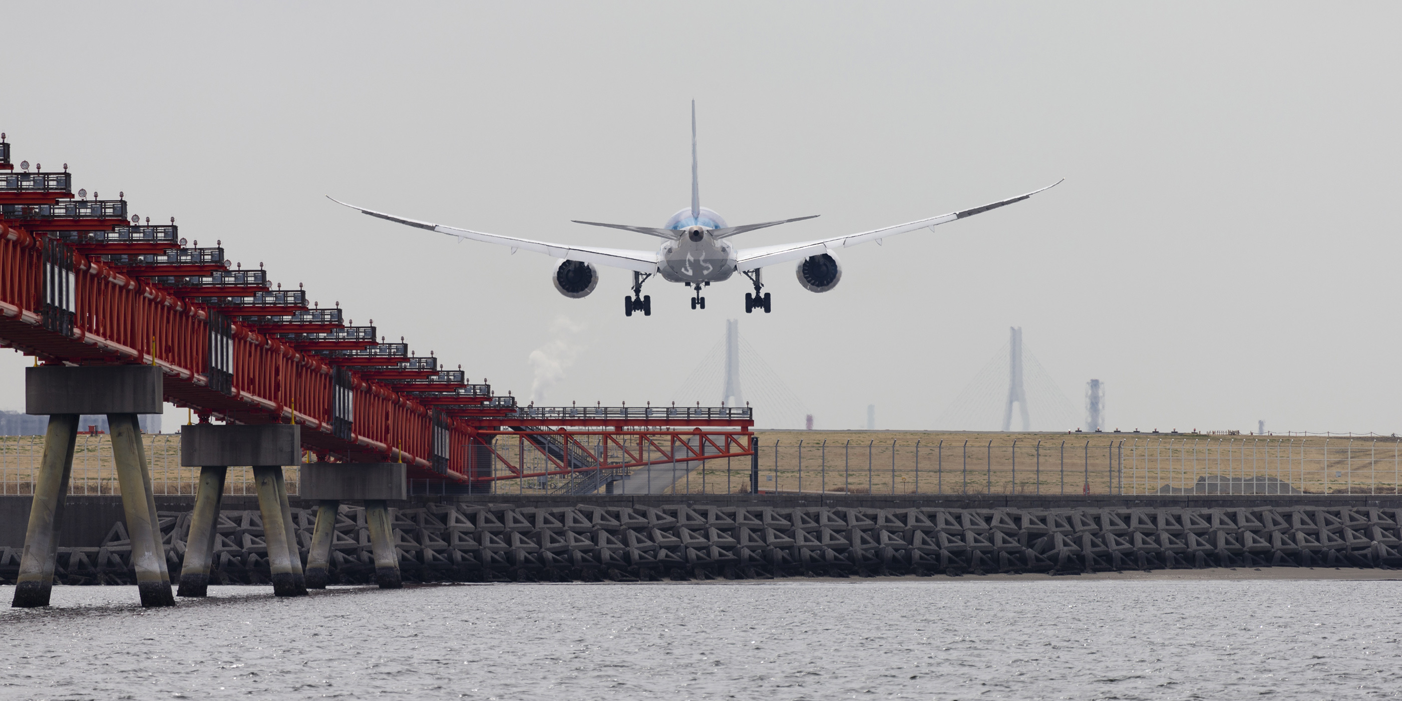 船から見た着陸態勢の飛行機