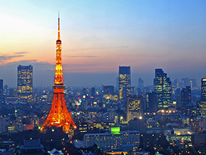 東京ビル群に囲まれた東京タワーの夜景