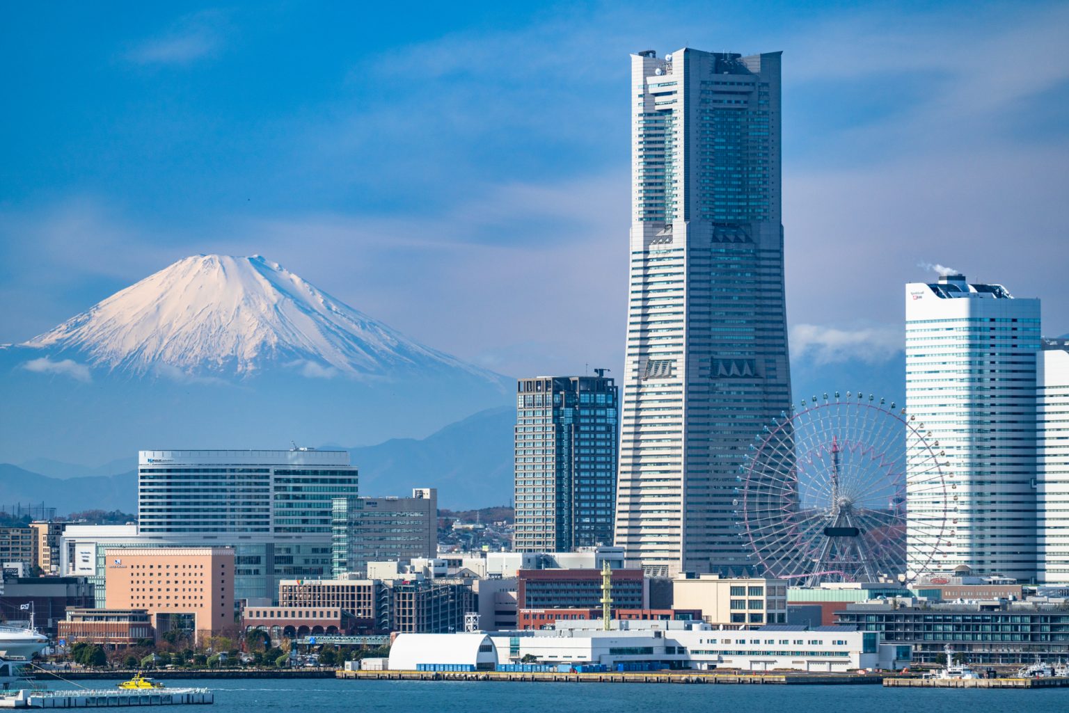 海から見る横浜の街並み