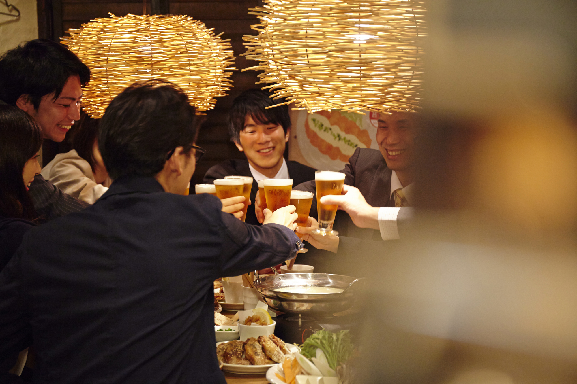 社会人で集まる新年会の乾杯シーン