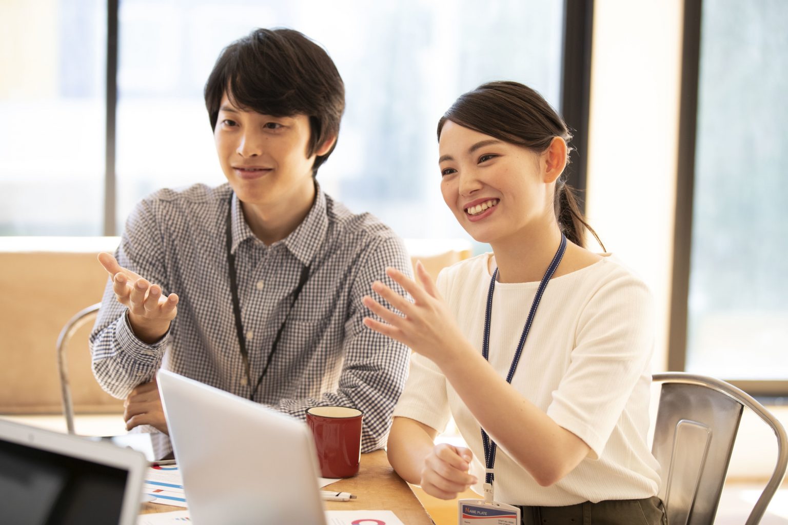 男女で打ち合わせを行う