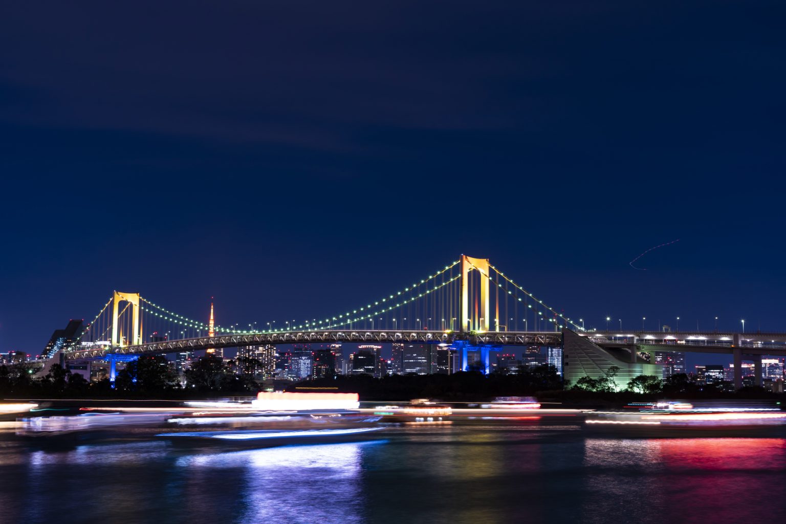 夜のレインボーブリッジと浮かぶ船