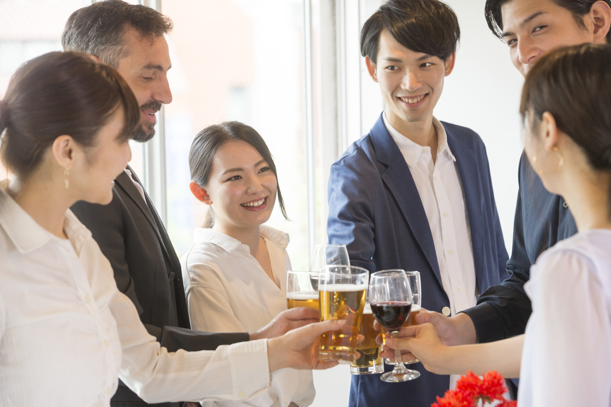 会社のメンバーで乾杯するシーン