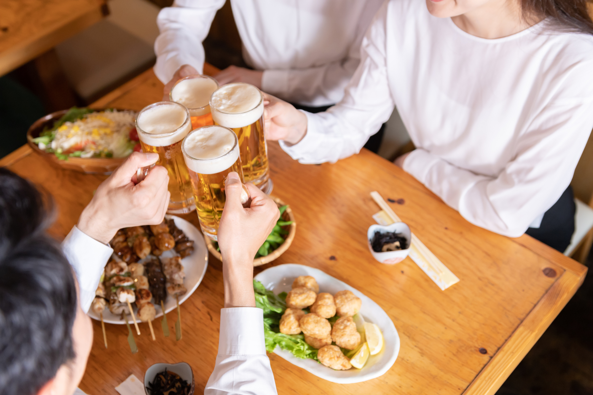 仲間内で開く飲み会シーン