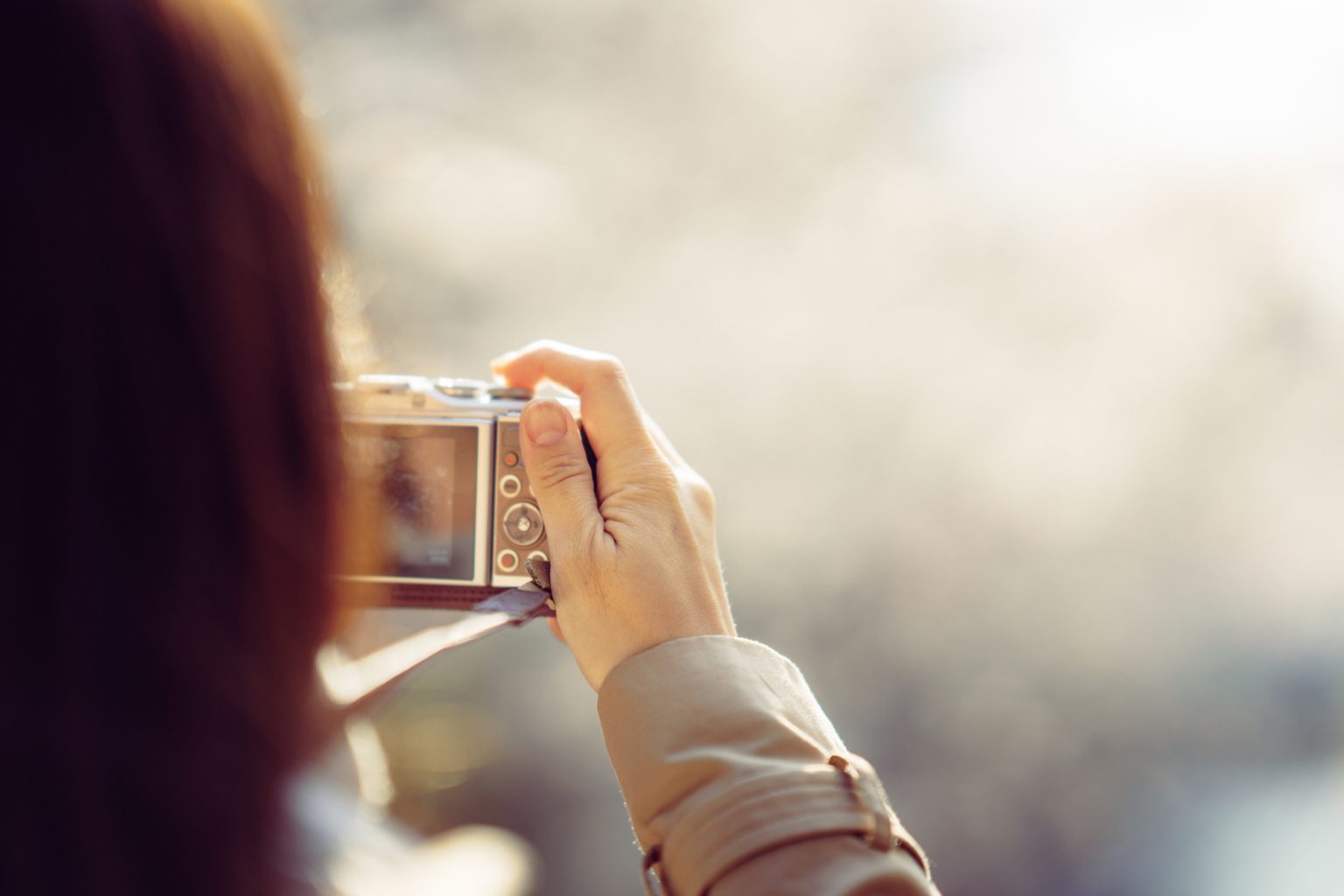 デジカメで写真撮影をする女性