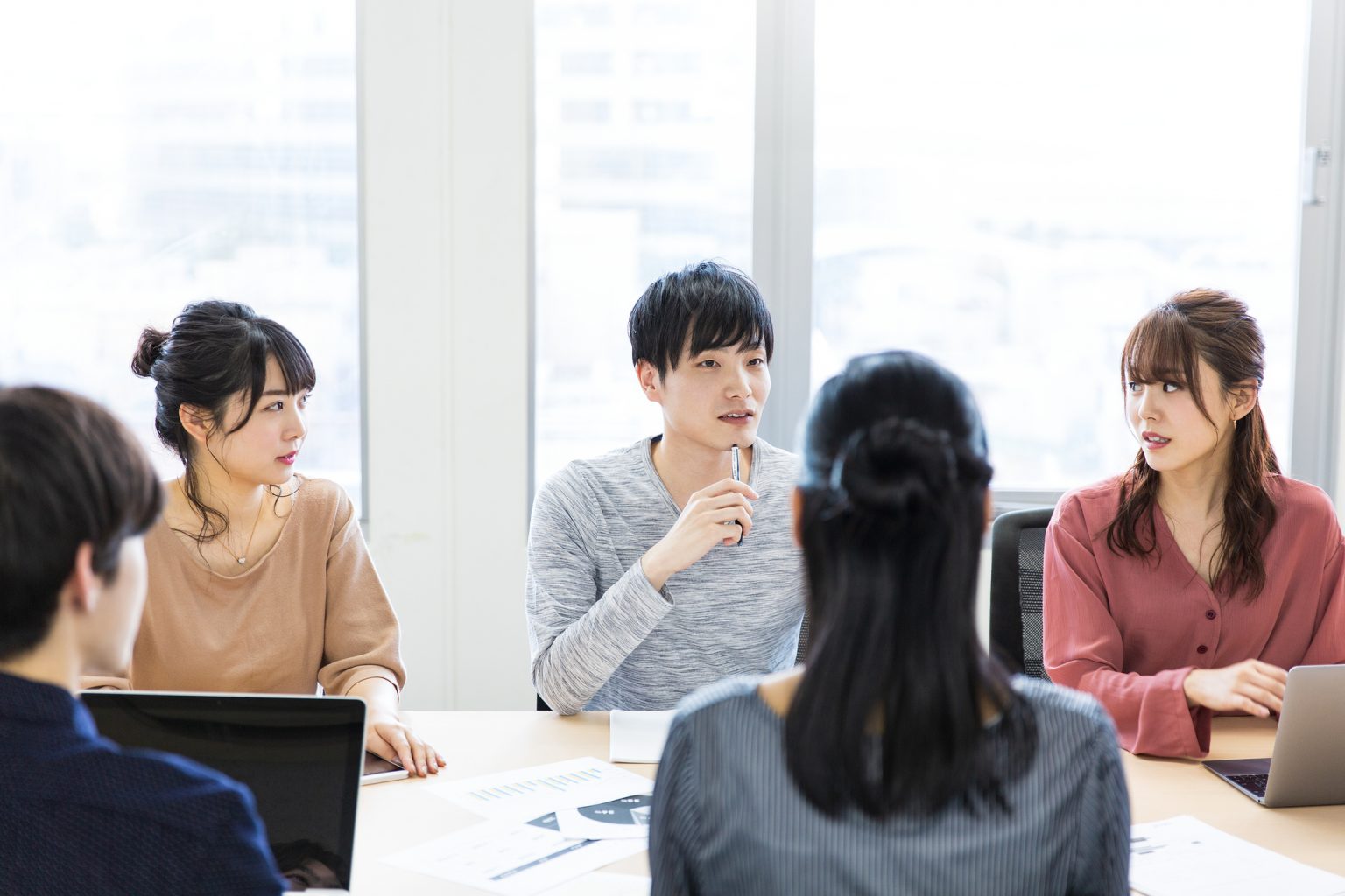 入社式の打ち合わせをしている男性と女声