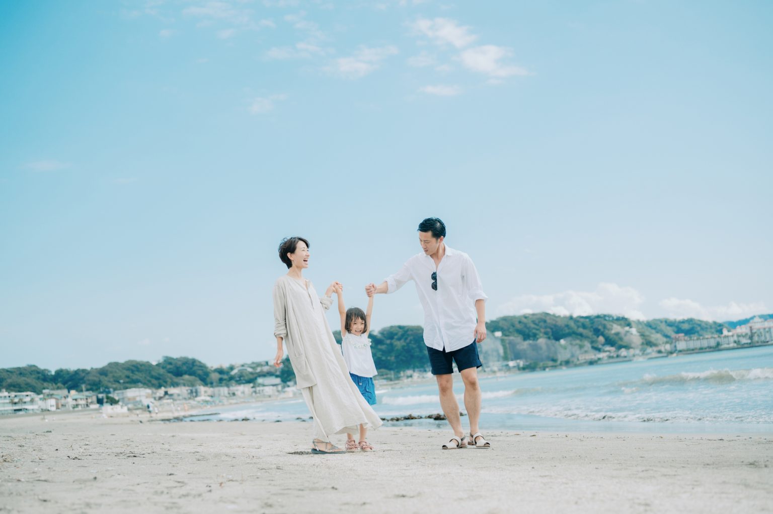 浜辺で楽しむ3人家族