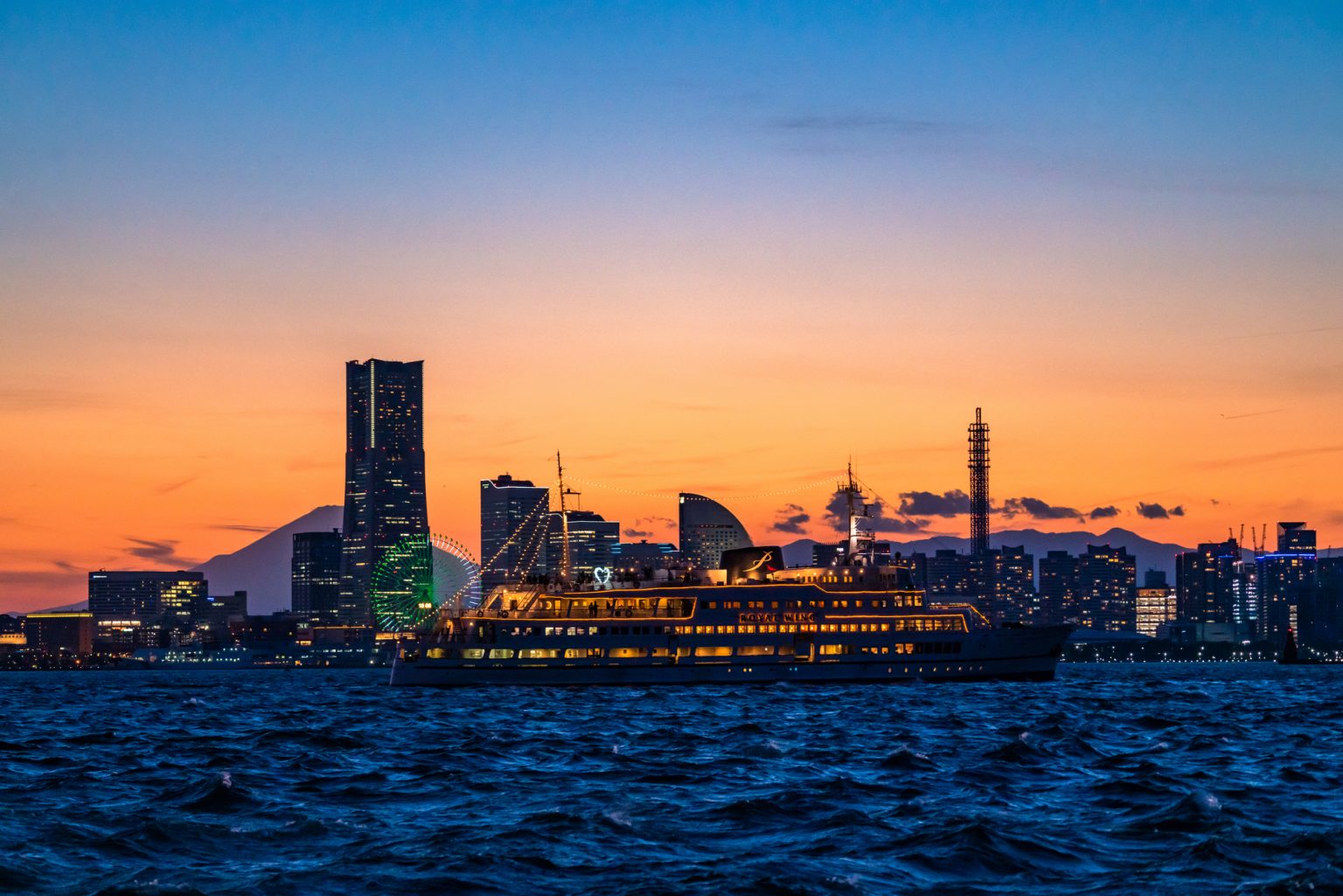 夕焼けに浮かぶクルーザー