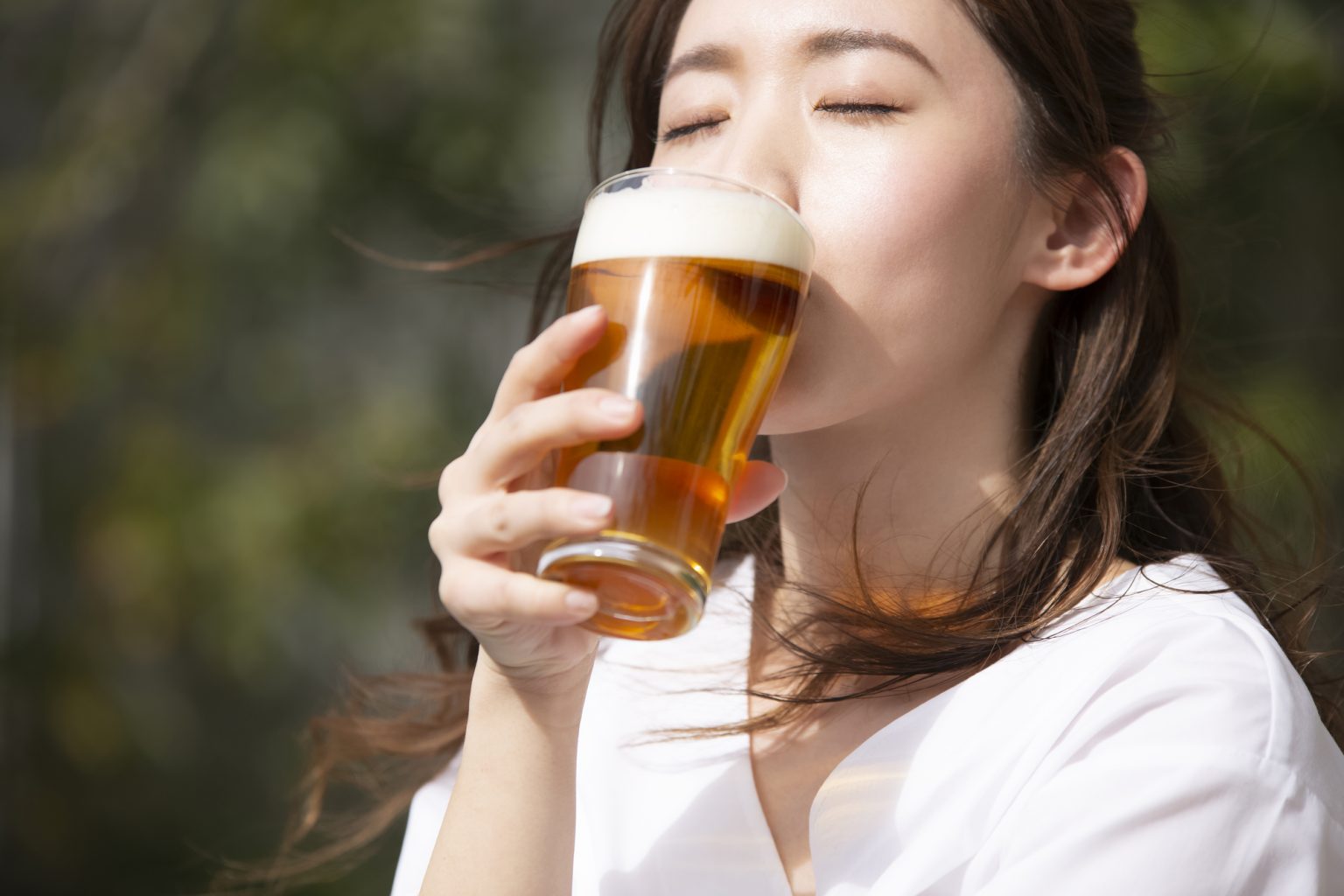 女性がビールを飲むシーン