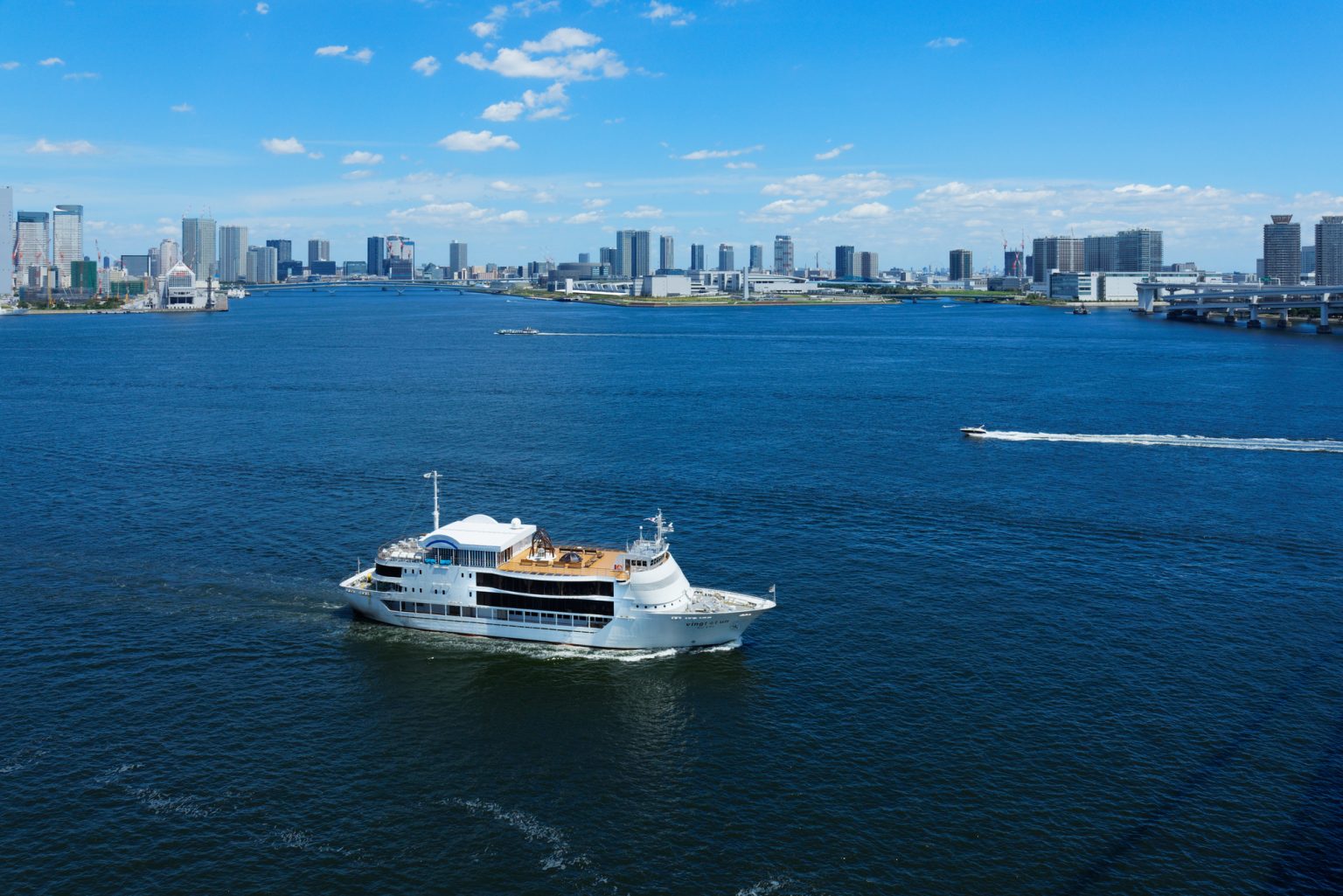 東京湾に浮かぶ大型クルーザー