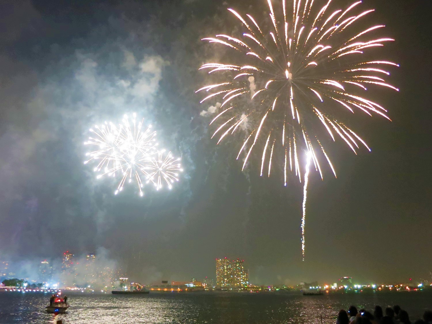 横浜開港祭の花火風景