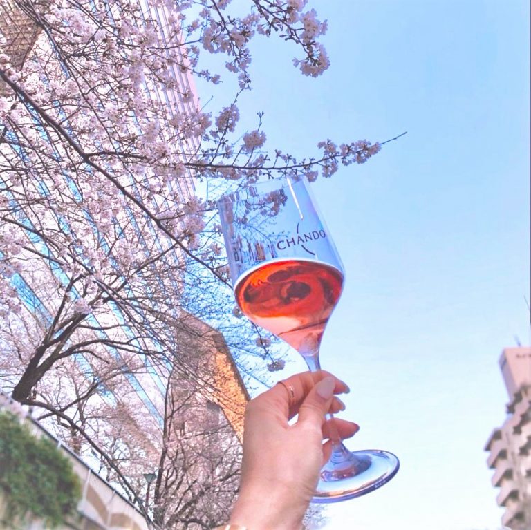 桜の花とCHANDONグラス