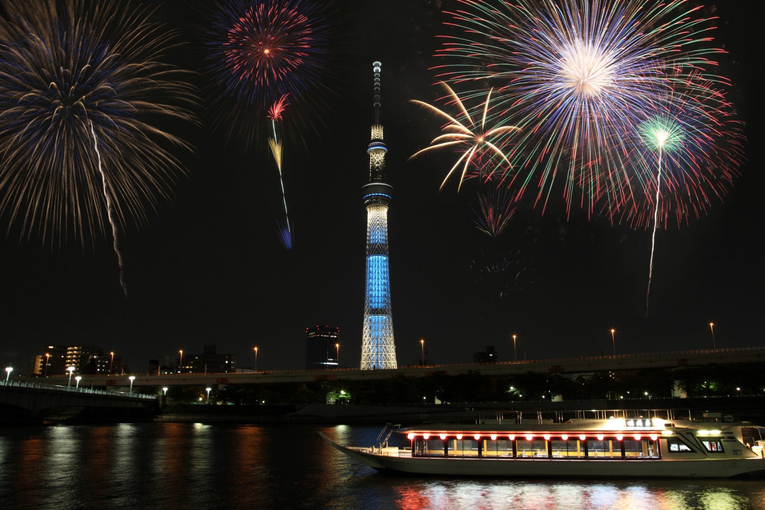 スカイツリーと花火