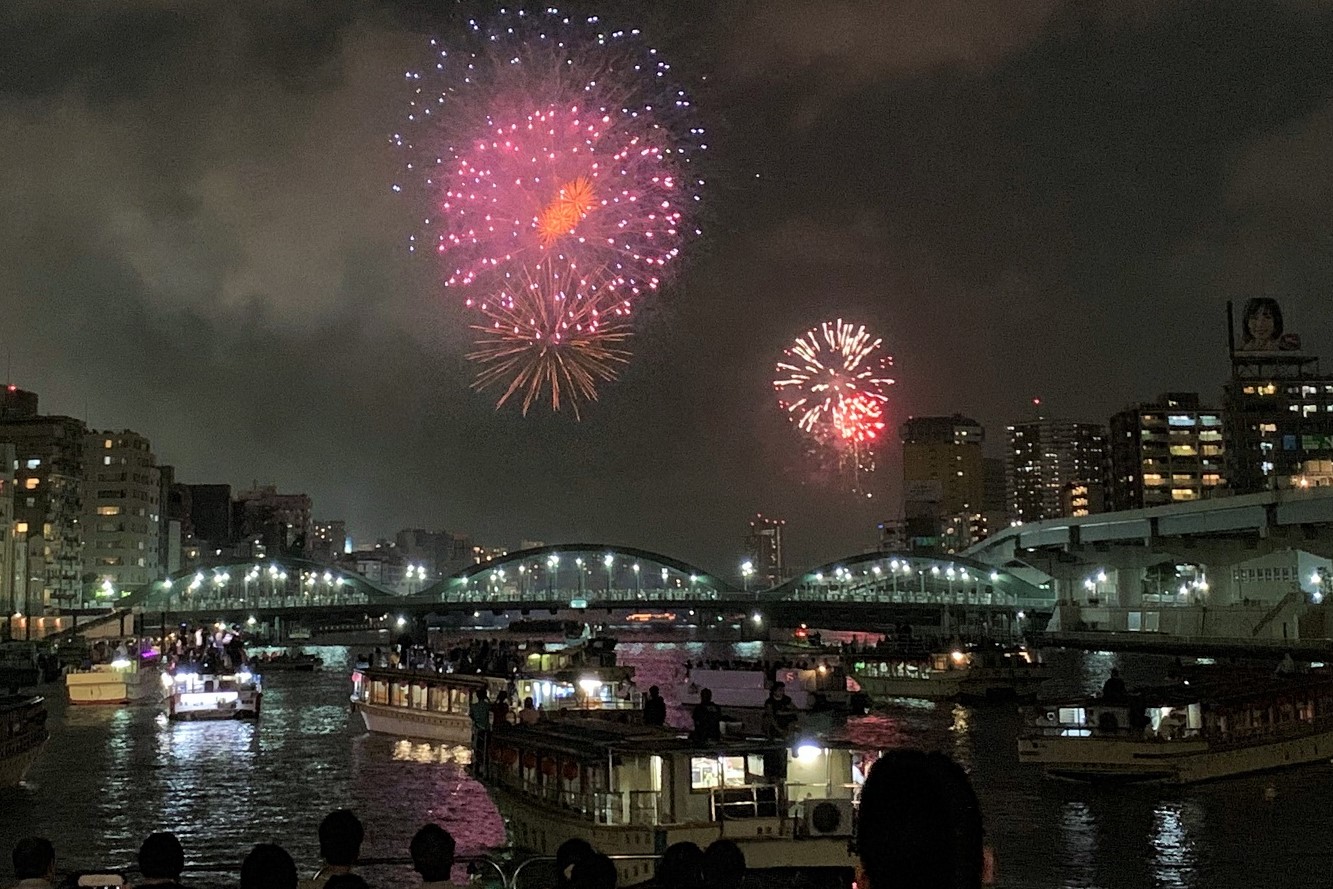 隅田川の花火大会風景