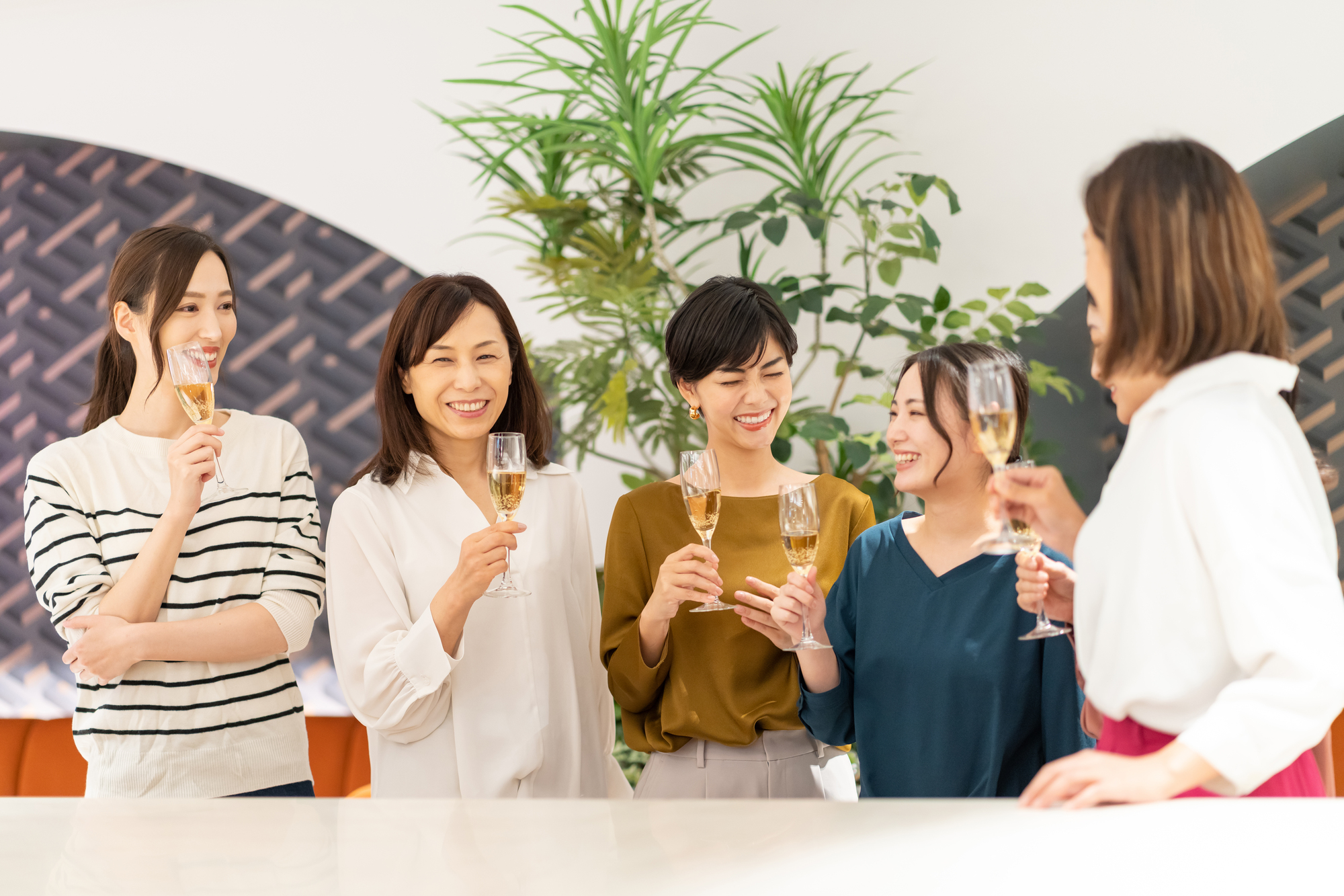 懇親会でお酒片手に談笑する大人たち