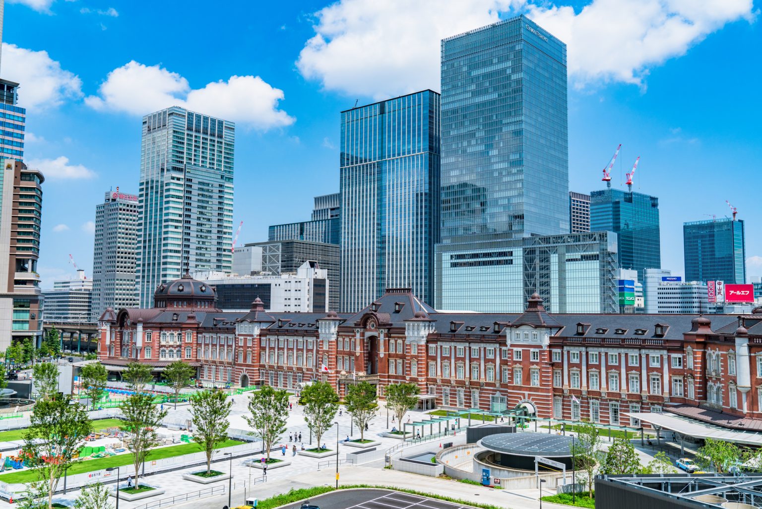 東京駅の外観と丸の内の風景