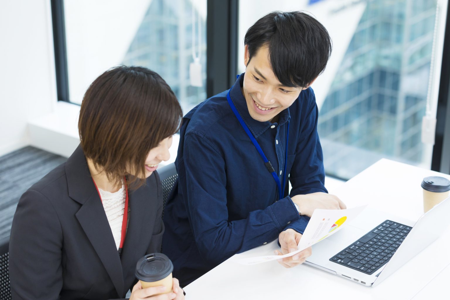 男女で企画サポートするシーン