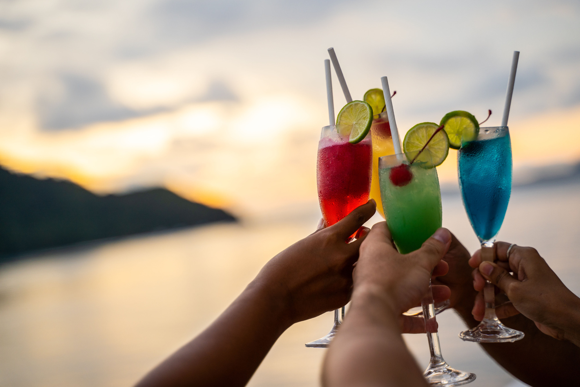 海の上でカクテルで乾杯