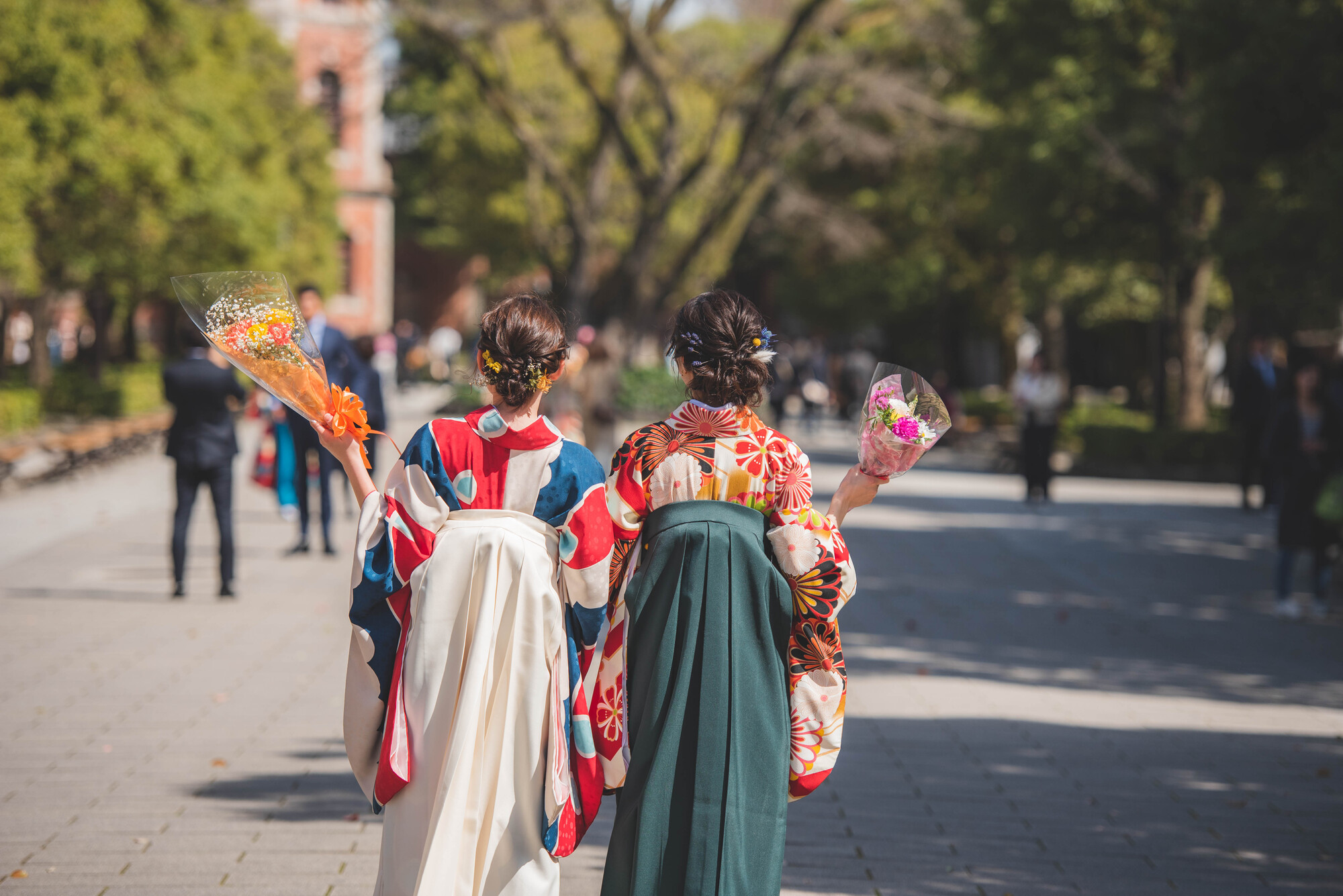 卒業式の帰り道を歩く2人の女性